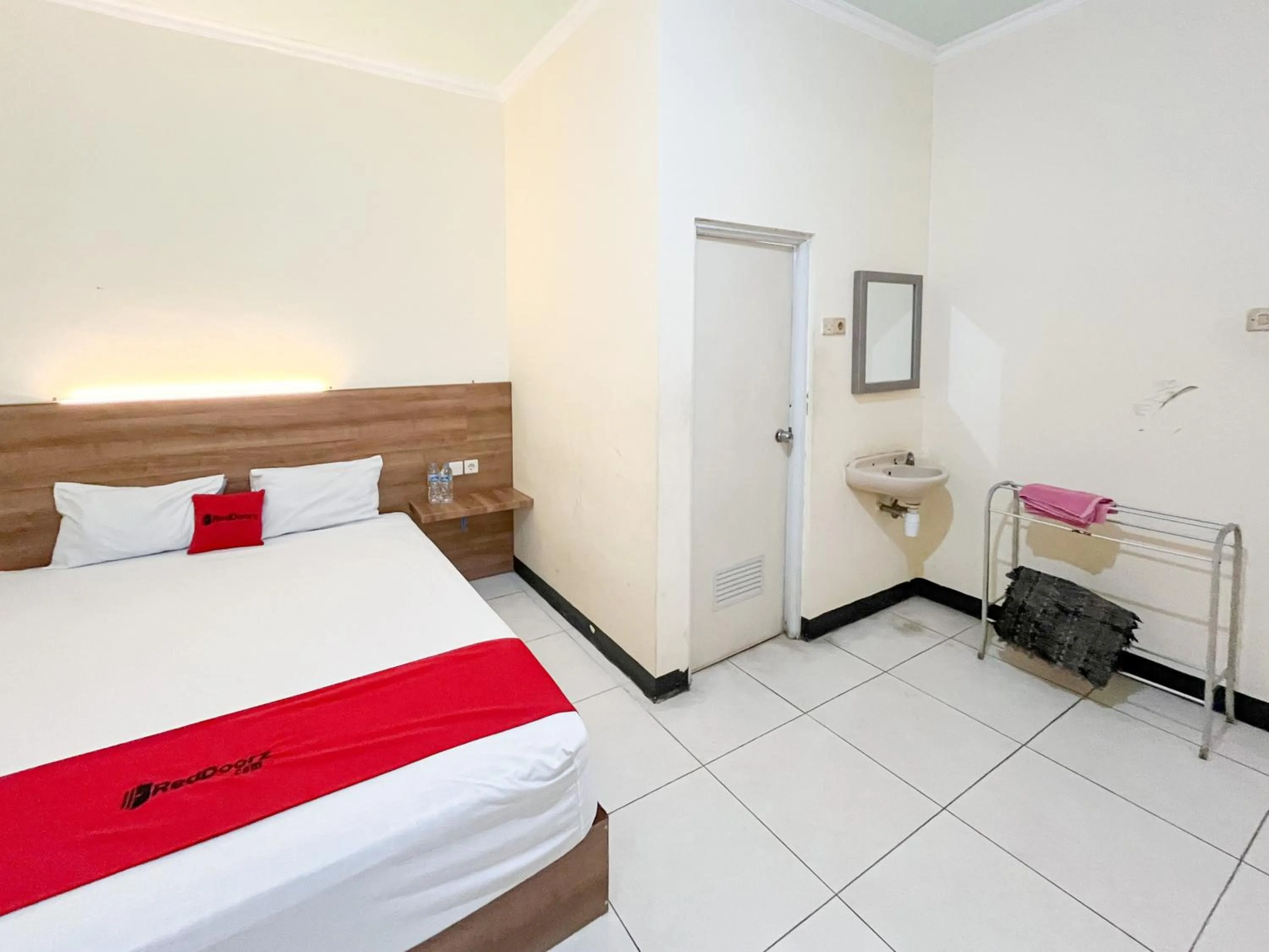 Bedroom, Bed in RedDoorz at Hotel Mutiara Ponorogo