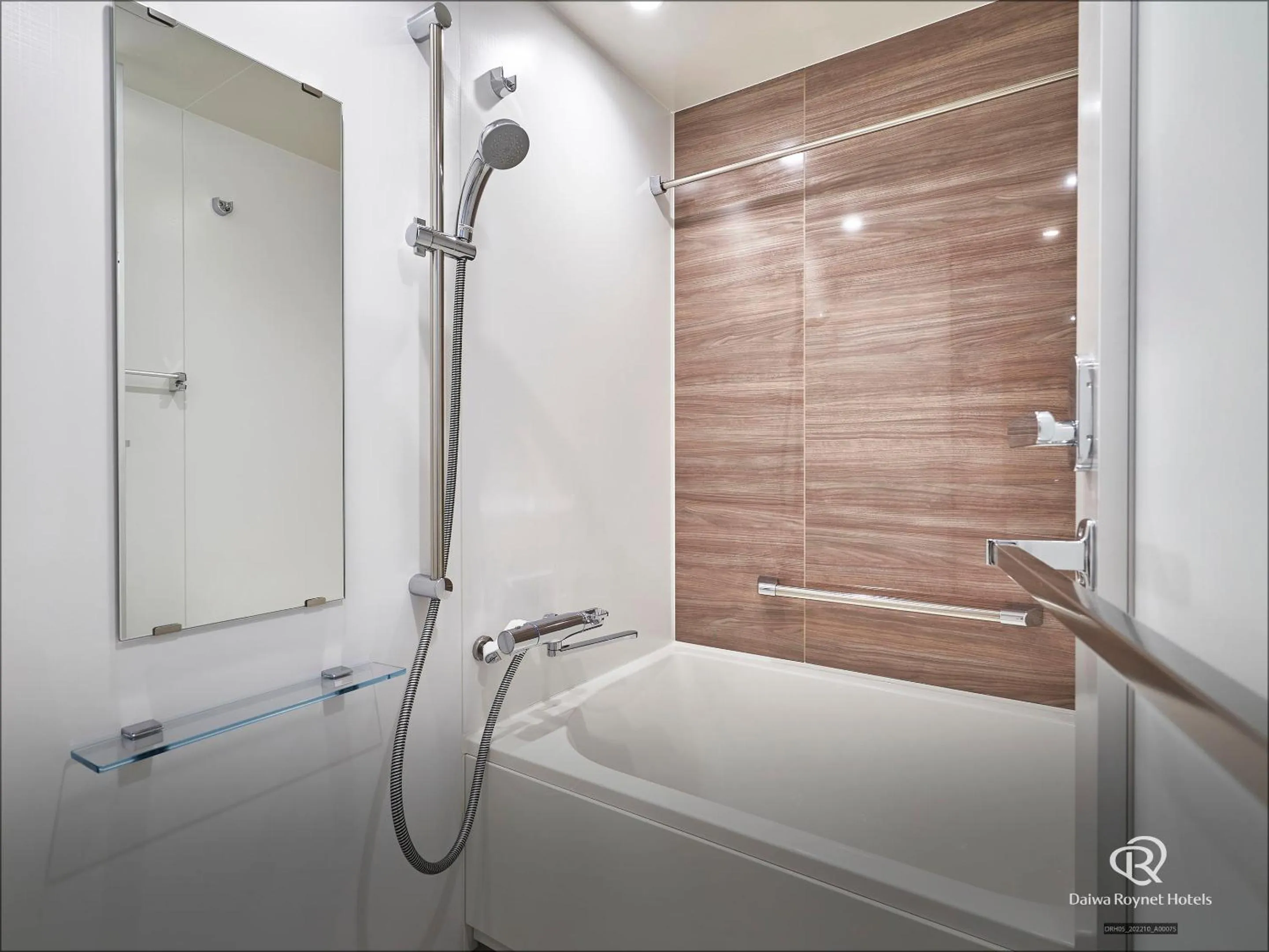 Shower in Daiwa Roynet Hotel Osaka Sakaisuji Honmachi PREMIER