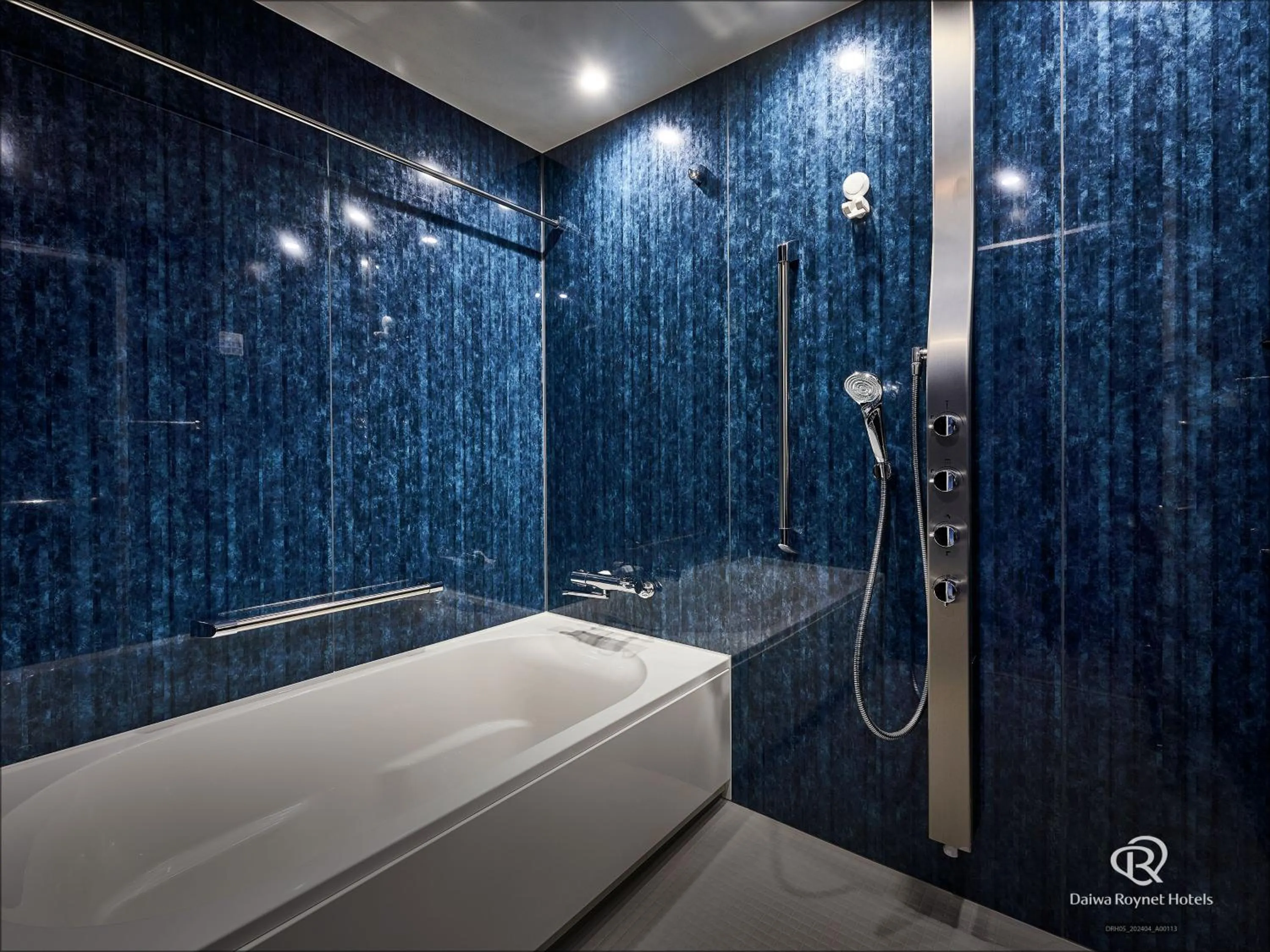 Shower in Daiwa Roynet Hotel Osaka Sakaisuji Honmachi PREMIER