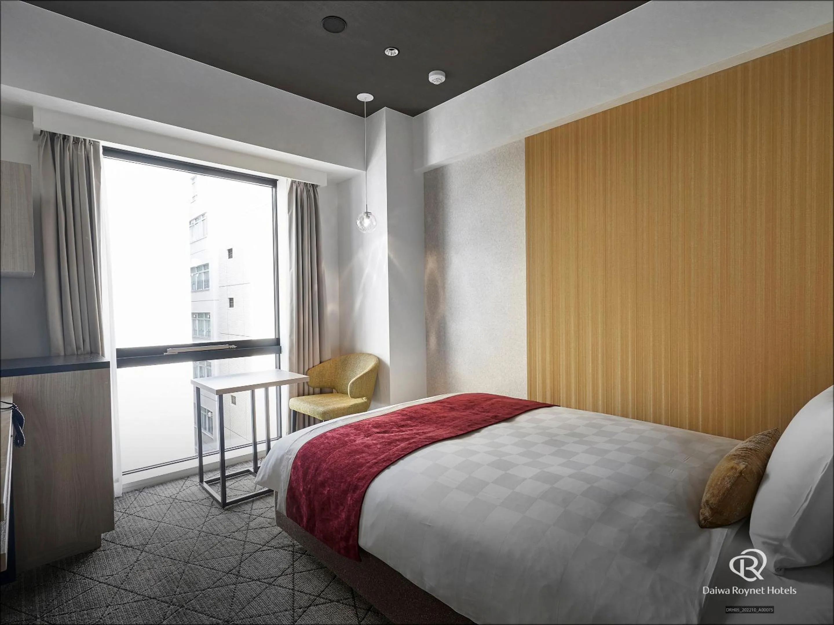 Photo of the whole room, Bed in Daiwa Roynet Hotel Osaka Sakaisuji Honmachi PREMIER