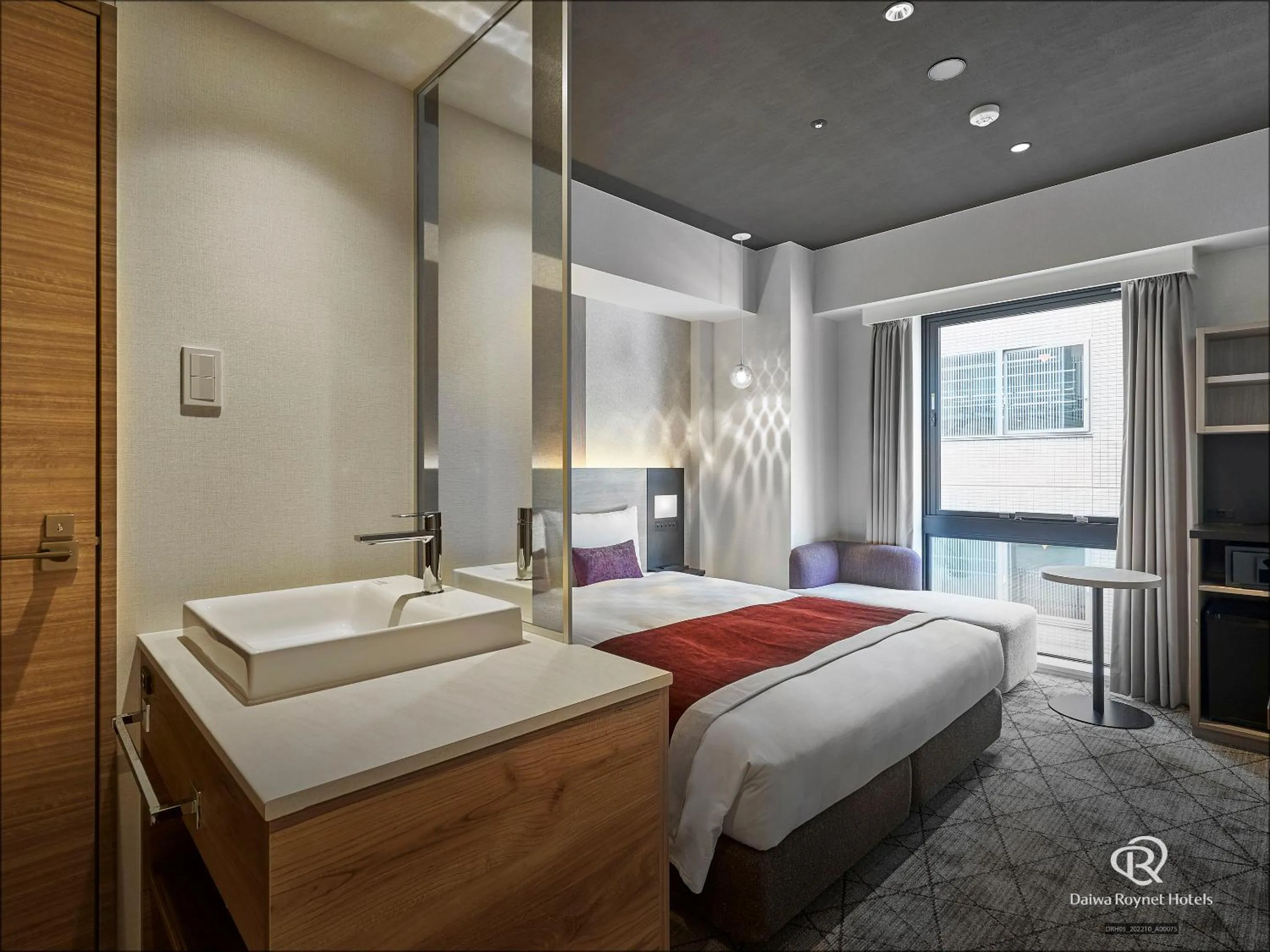 Photo of the whole room, Bed in Daiwa Roynet Hotel Osaka Sakaisuji Honmachi PREMIER