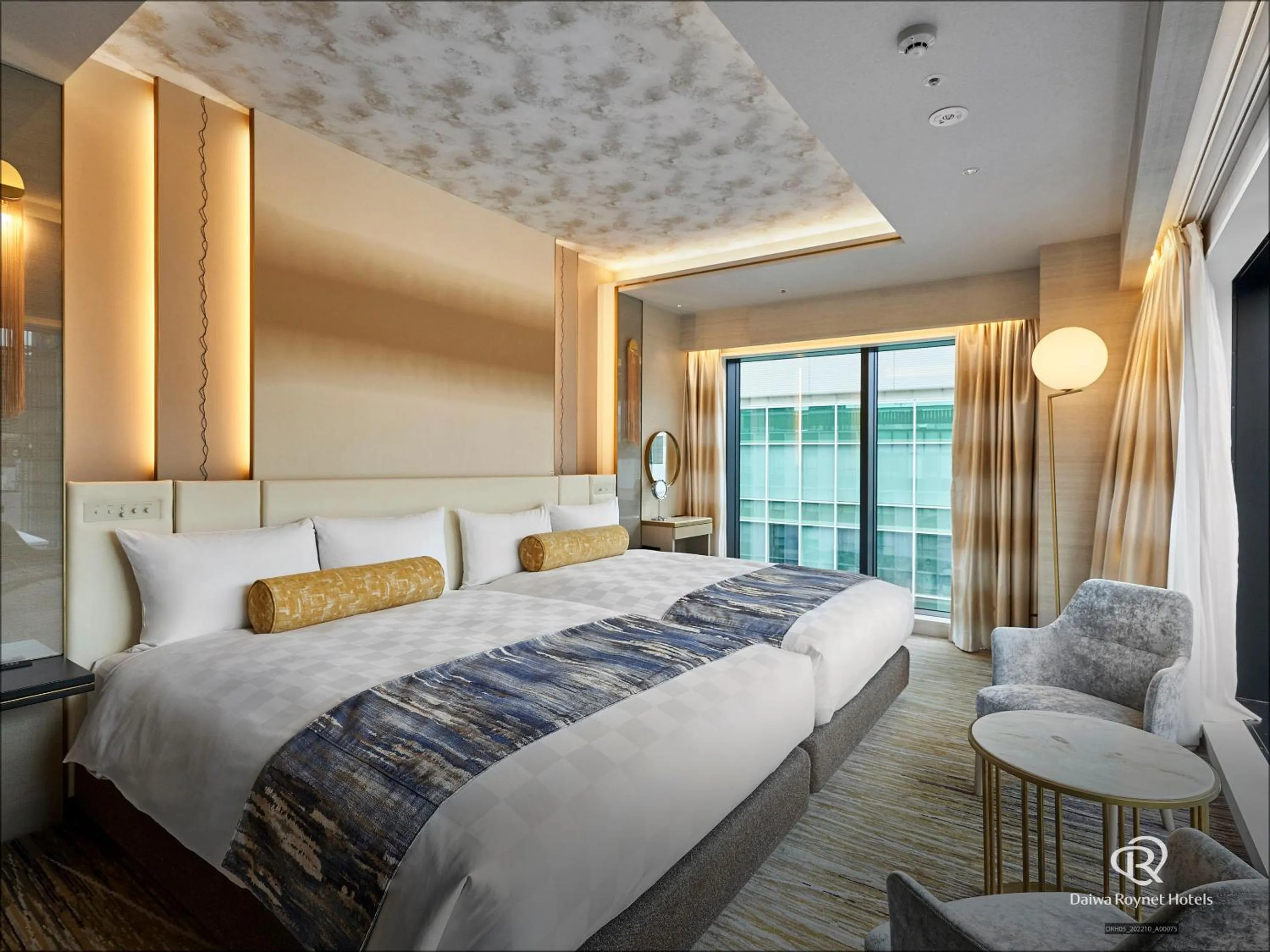 Bed in Daiwa Roynet Hotel Osaka Sakaisuji Honmachi PREMIER