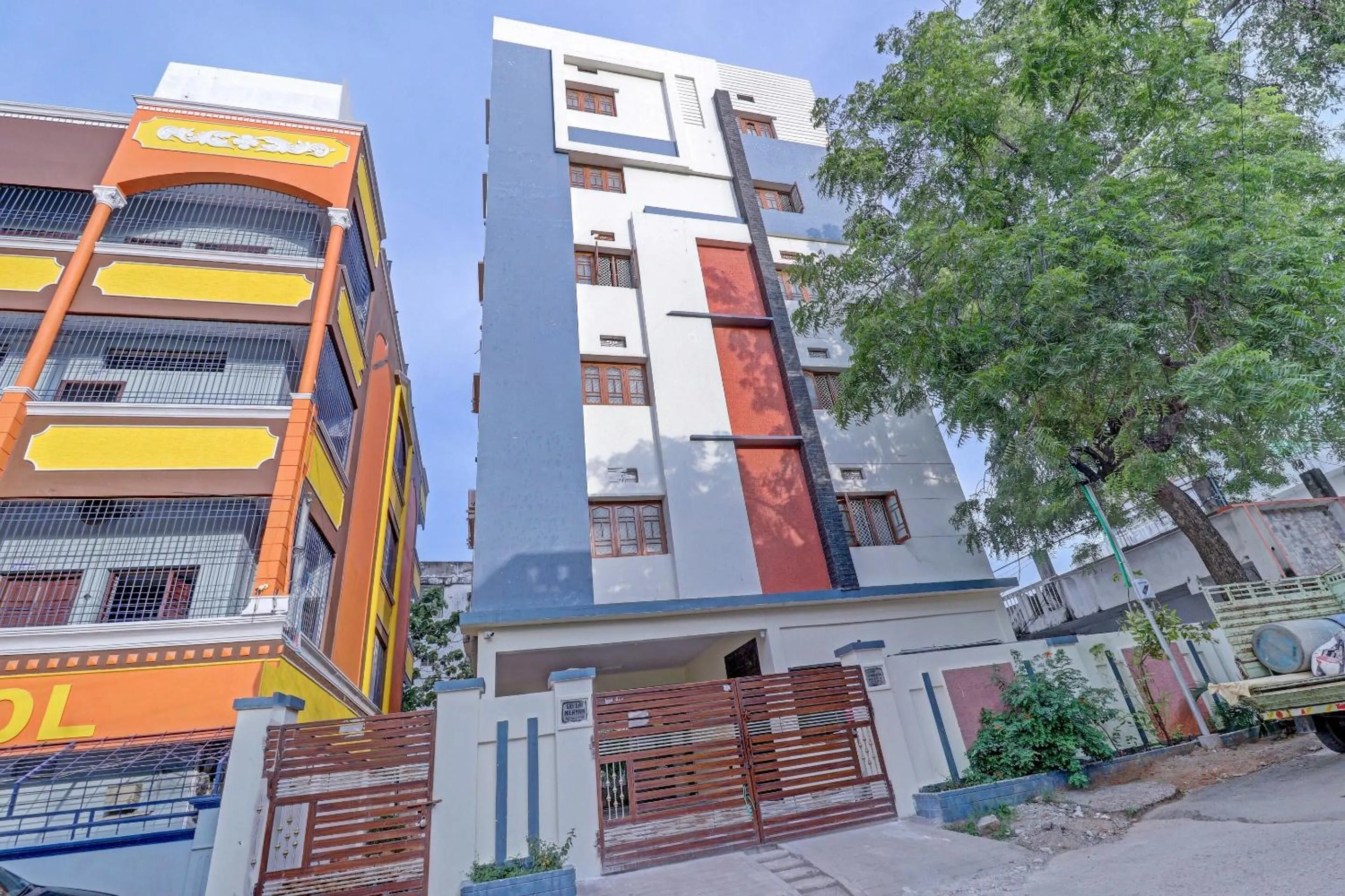 Facade/entrance in Hotel O by OYO Abhi's R Square