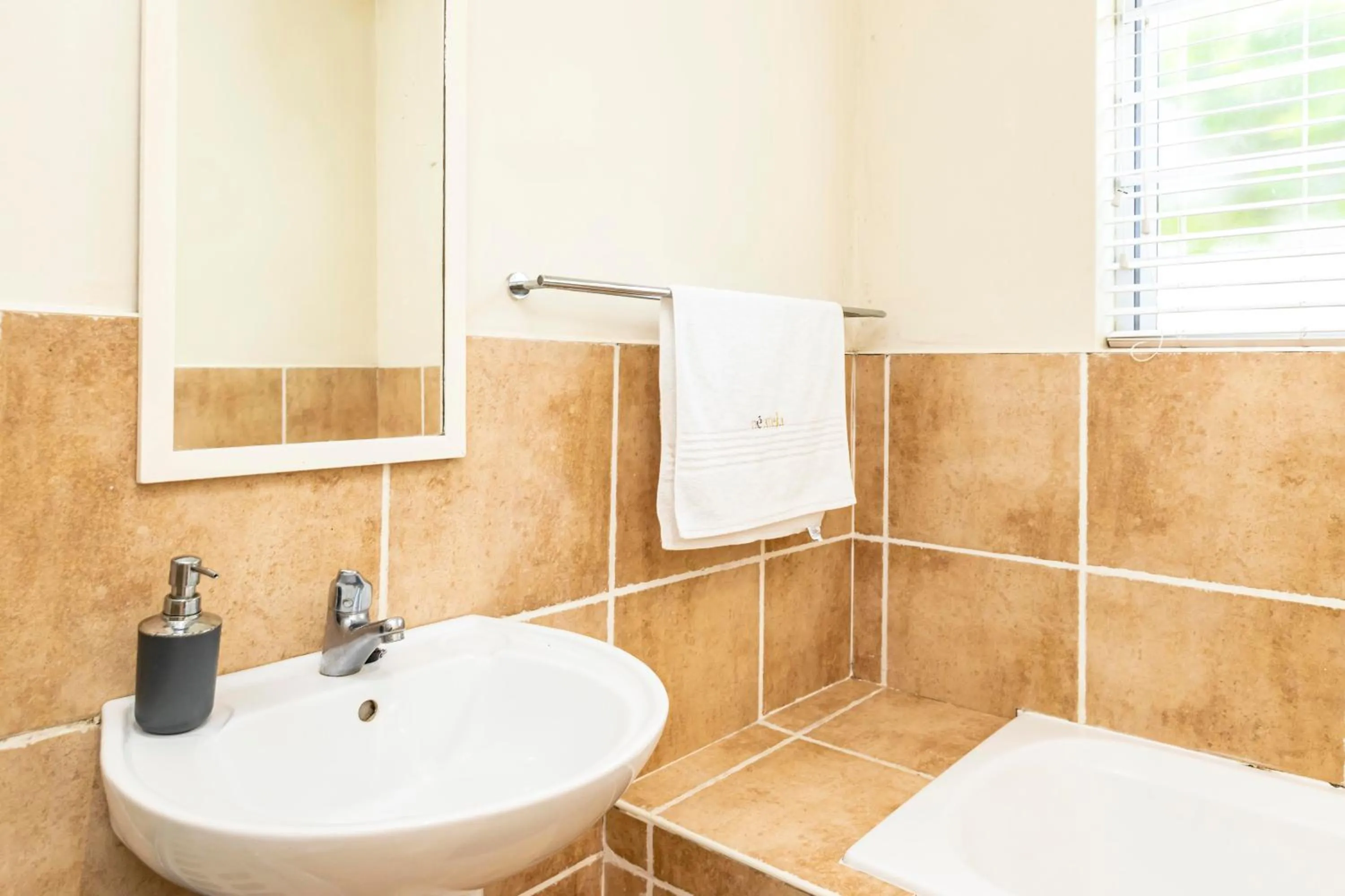 Shower in Modern Executive Unit