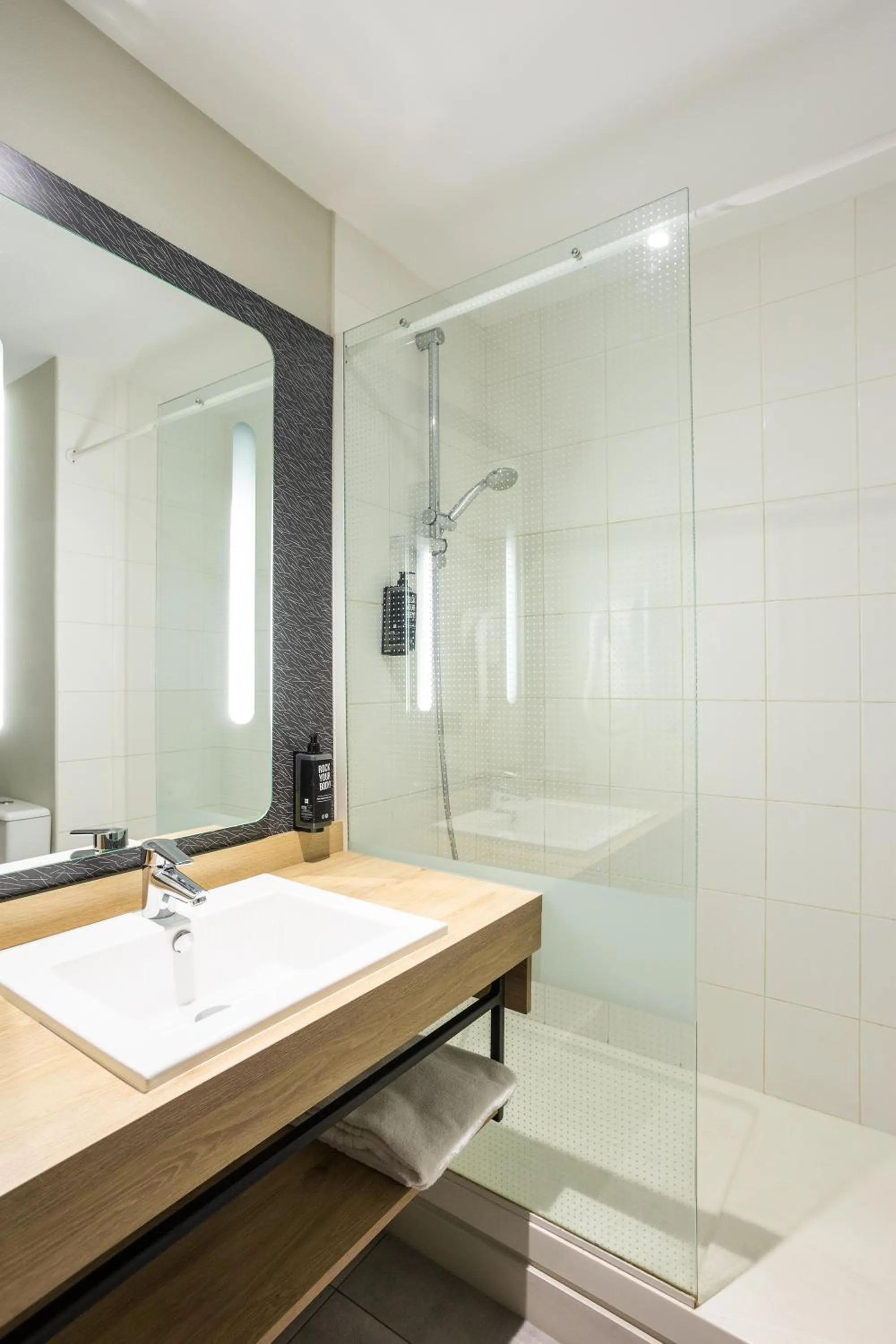 Bathroom in Ibis Angoulême Nord