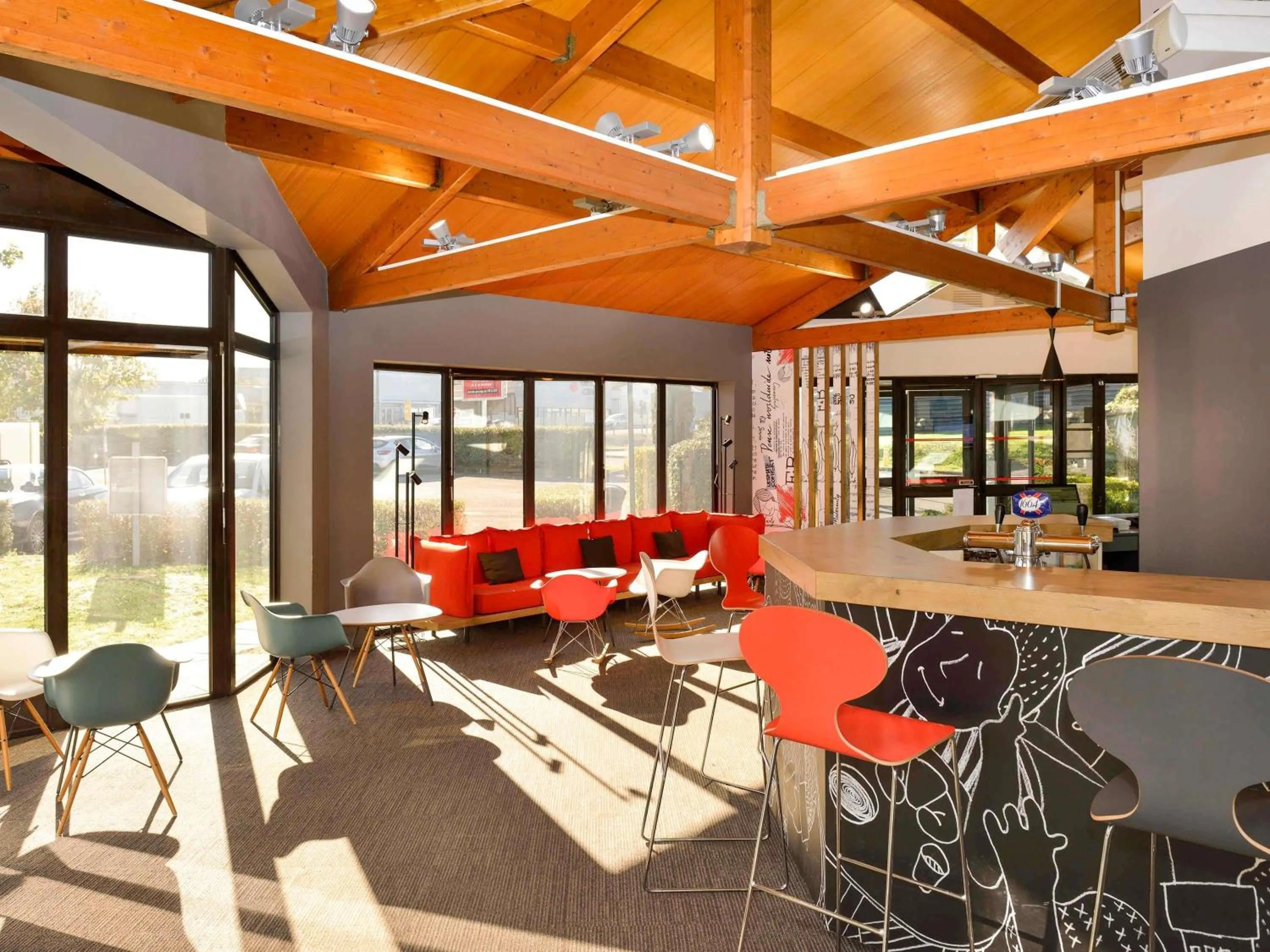 Lounge or bar in Ibis Angoulême Nord