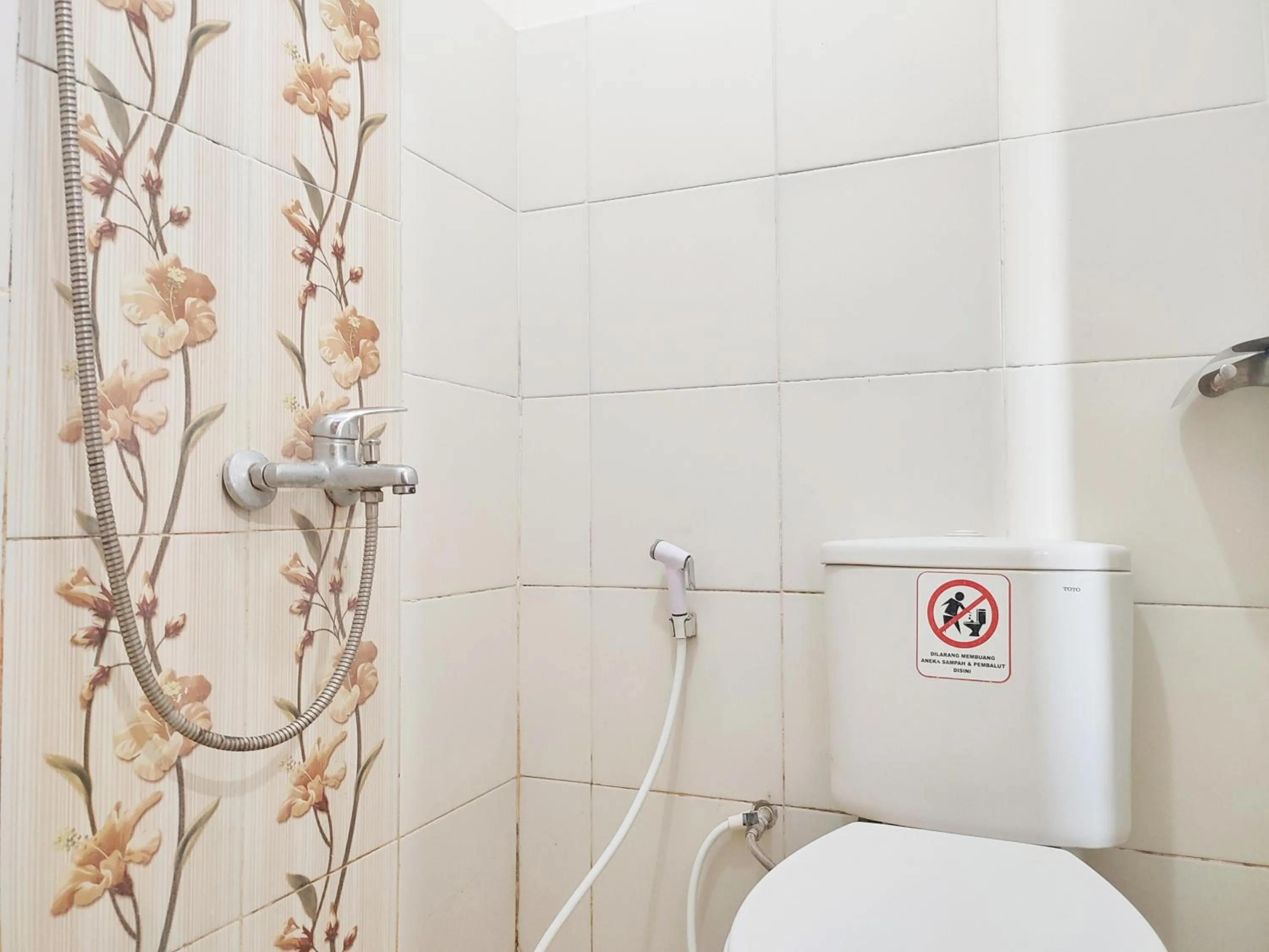 Bathroom in Happy Syariah Hotel near Jombor Mitra RedDoorz