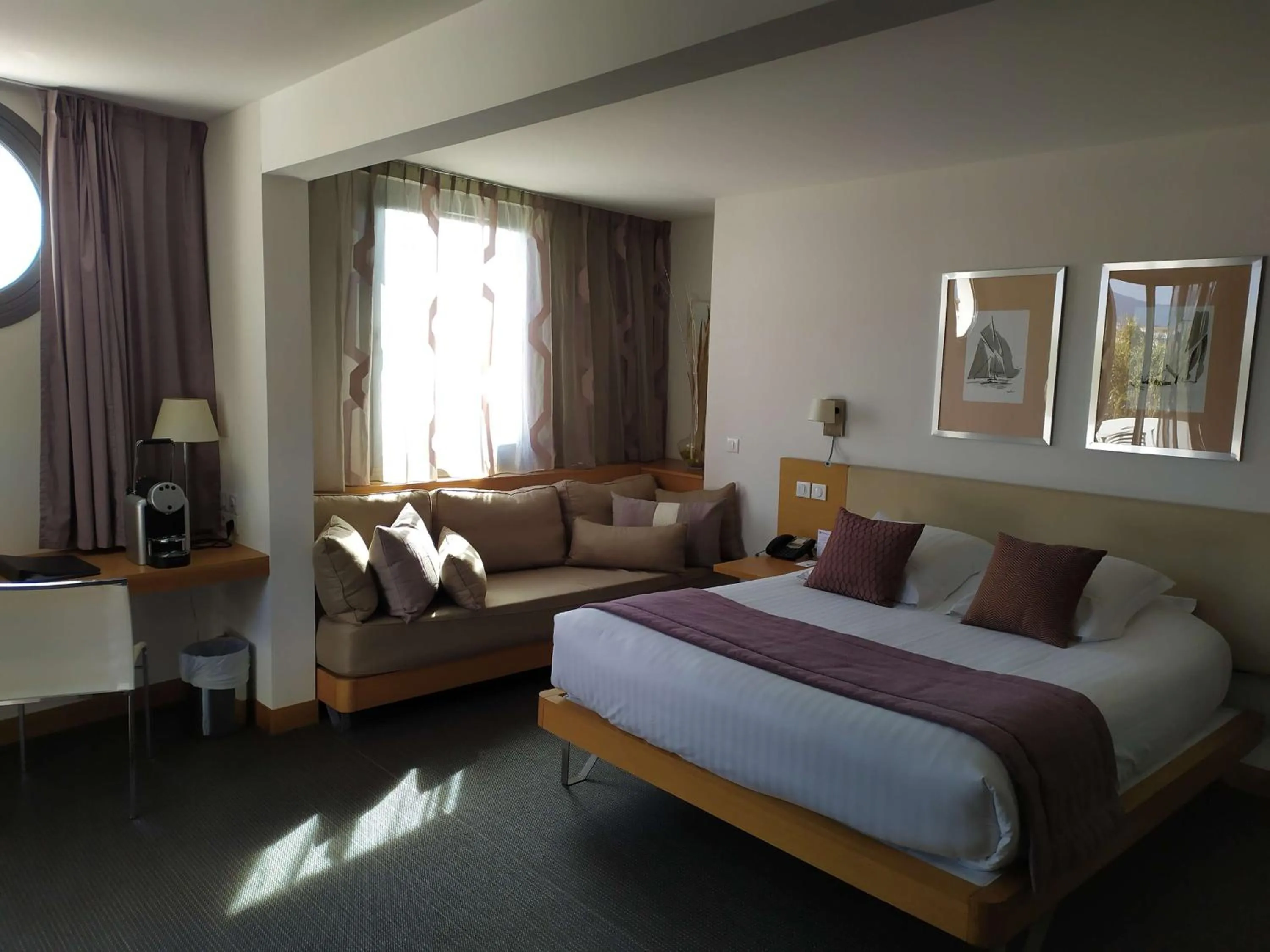 Photo of the whole room, Bed in Best Western Premier Hôtel du Vieux-Port