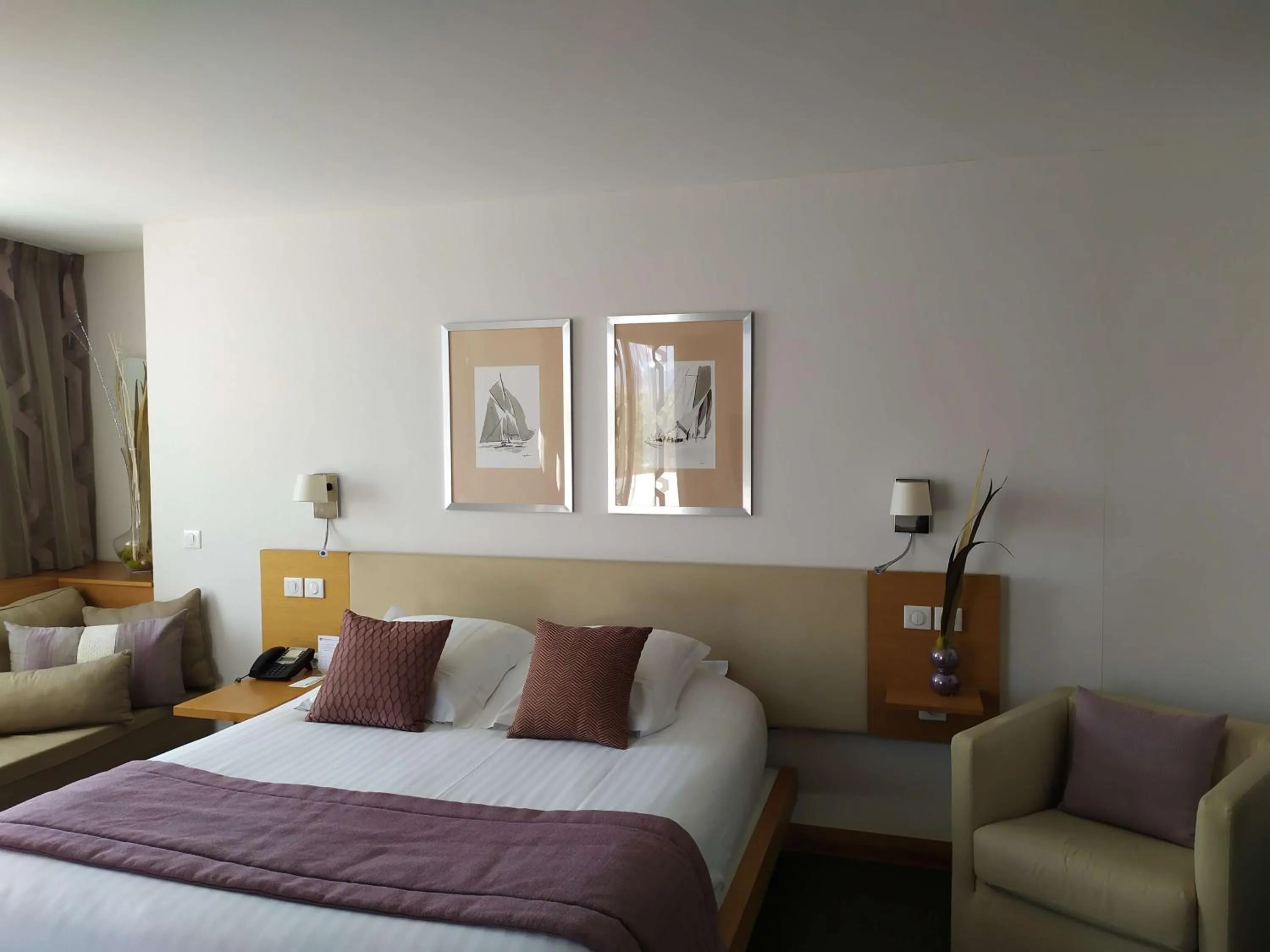 Photo of the whole room, Bed in Best Western Premier Hôtel du Vieux-Port