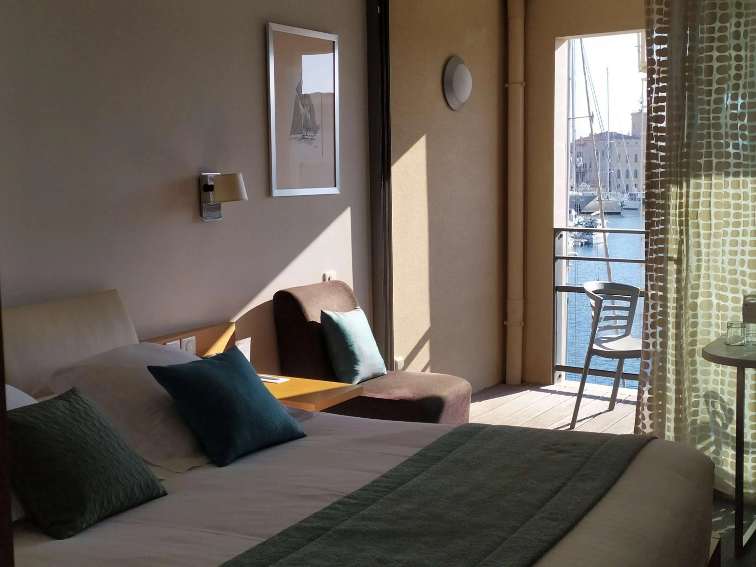 Photo of the whole room, Bed in Best Western Premier Hôtel du Vieux-Port