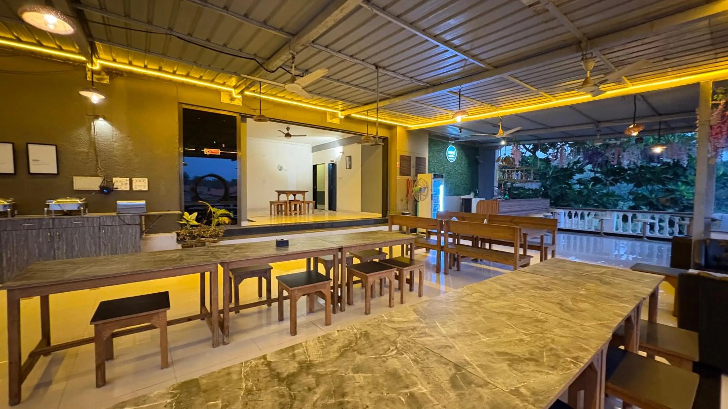 Restaurant/places to eat in Hotel 7Seas by Solara Hospitality