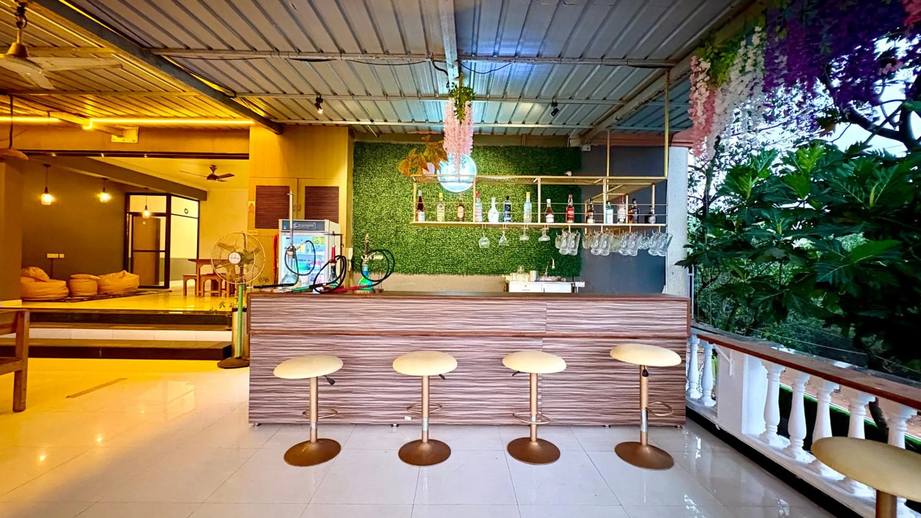 Lounge or bar in Hotel 7Seas by Solara Hospitality