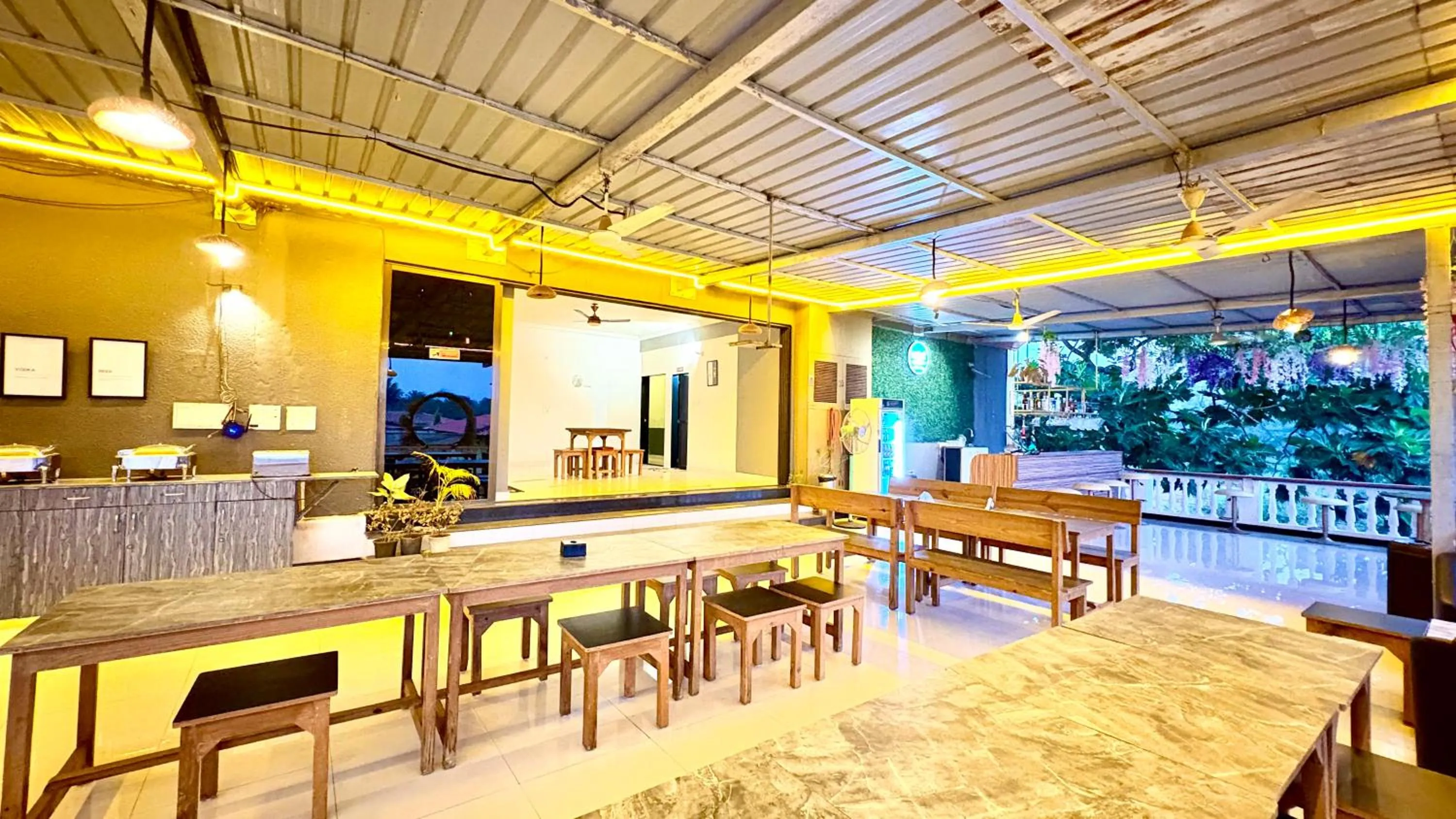 Restaurant/places to eat in Hotel 7Seas by Solara Hospitality