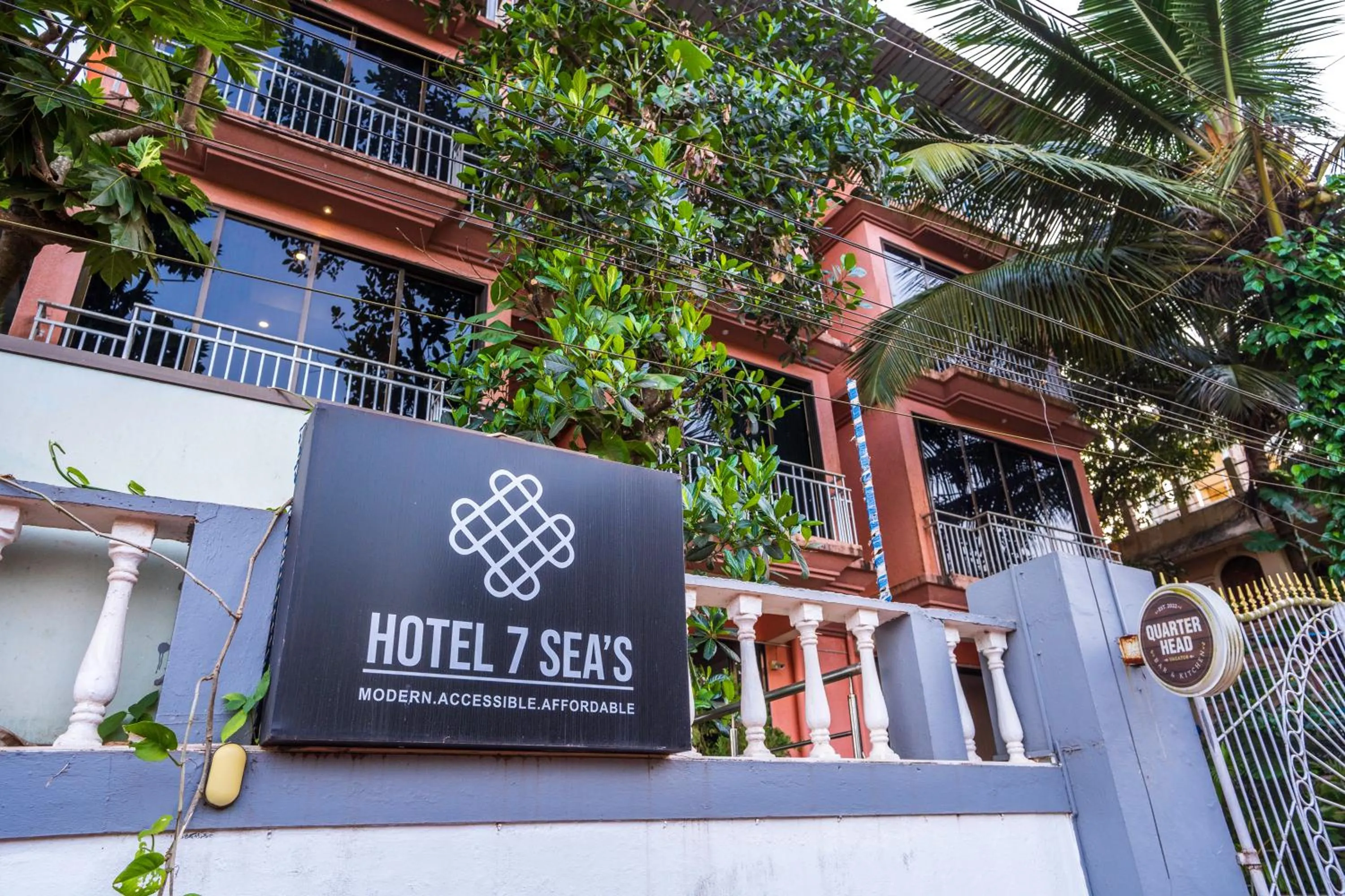 Property building in Hotel 7Seas by Solara Hospitality