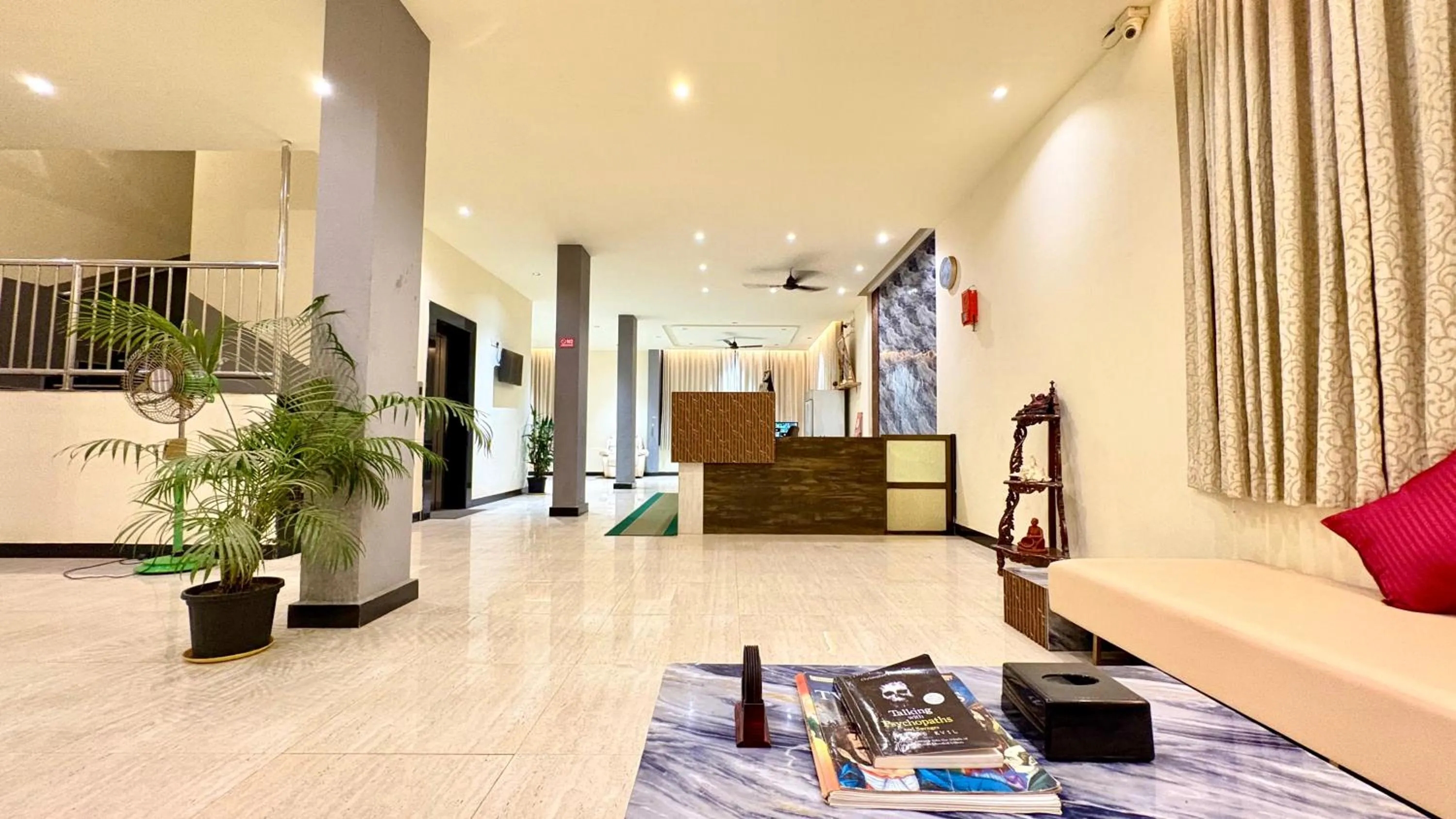 Lobby or reception in Hotel 7Seas by Solara Hospitality