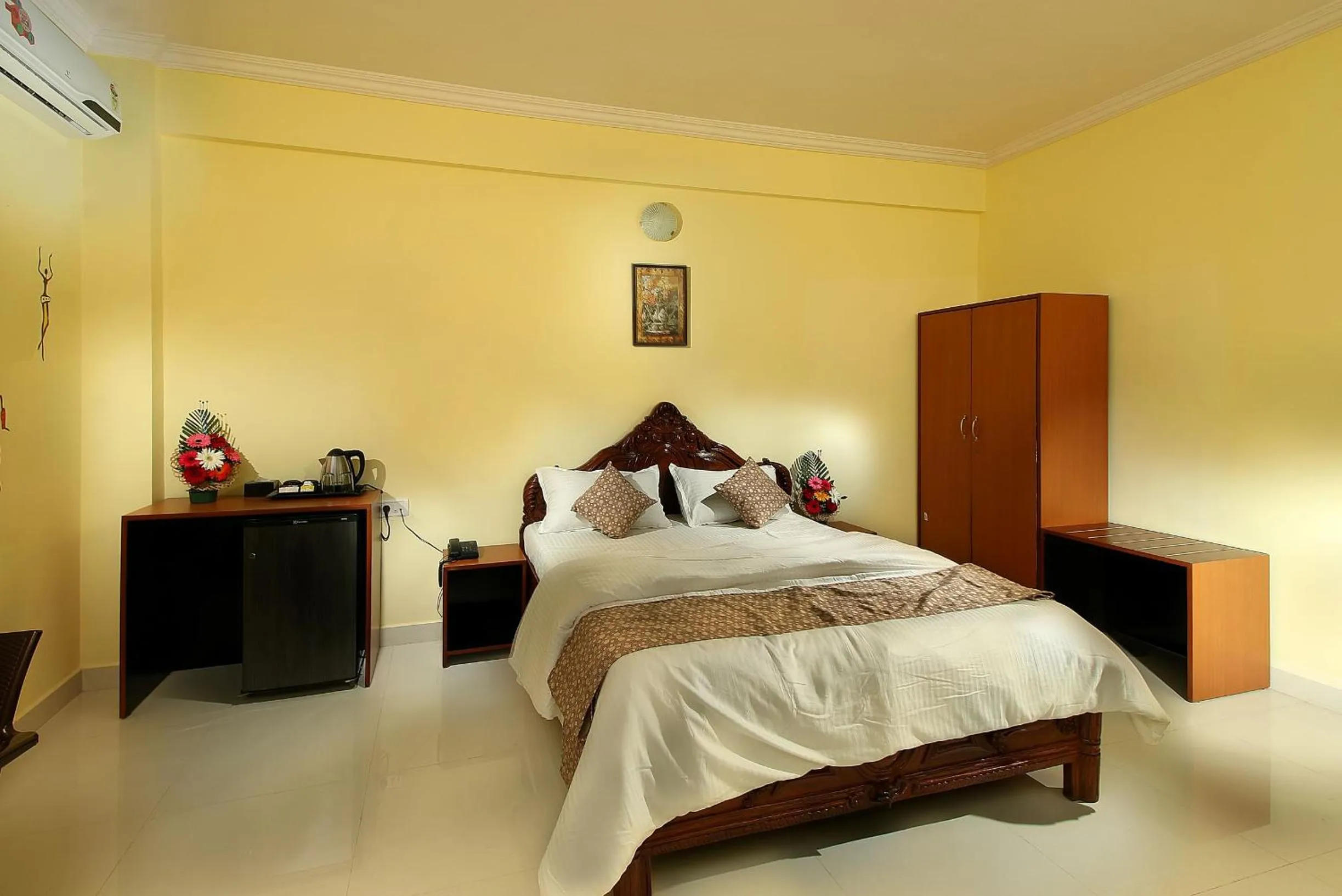 Bed in Hotel 7Seas by Solara Hospitality