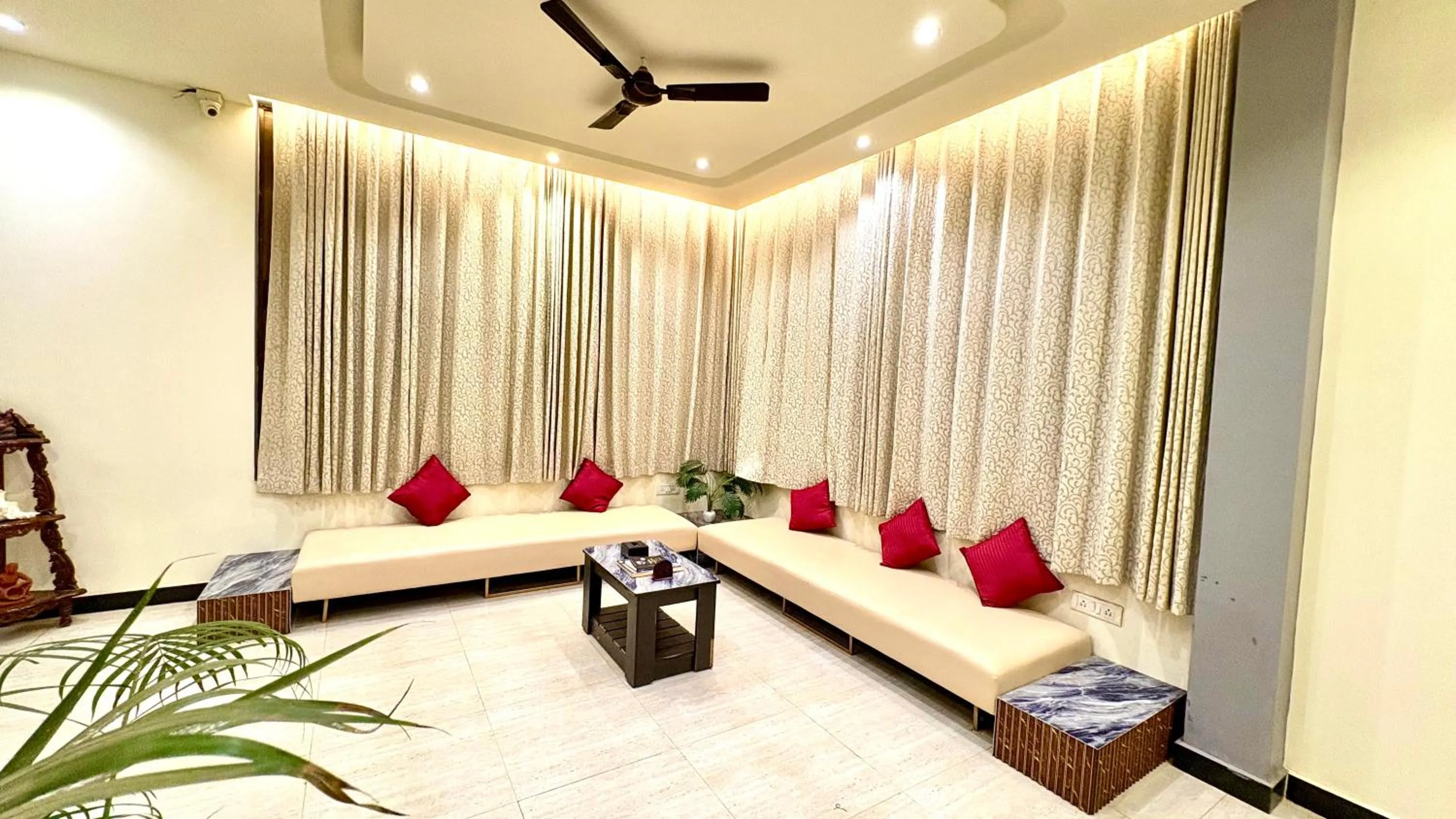 Lobby or reception, Bed in Hotel 7Seas by Solara Hospitality