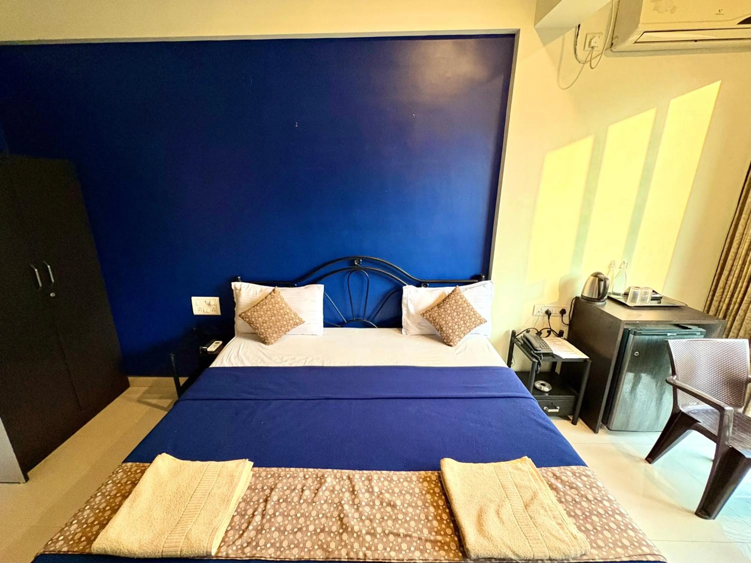 Bedroom, Bed in Hotel 7Seas by Solara Hospitality