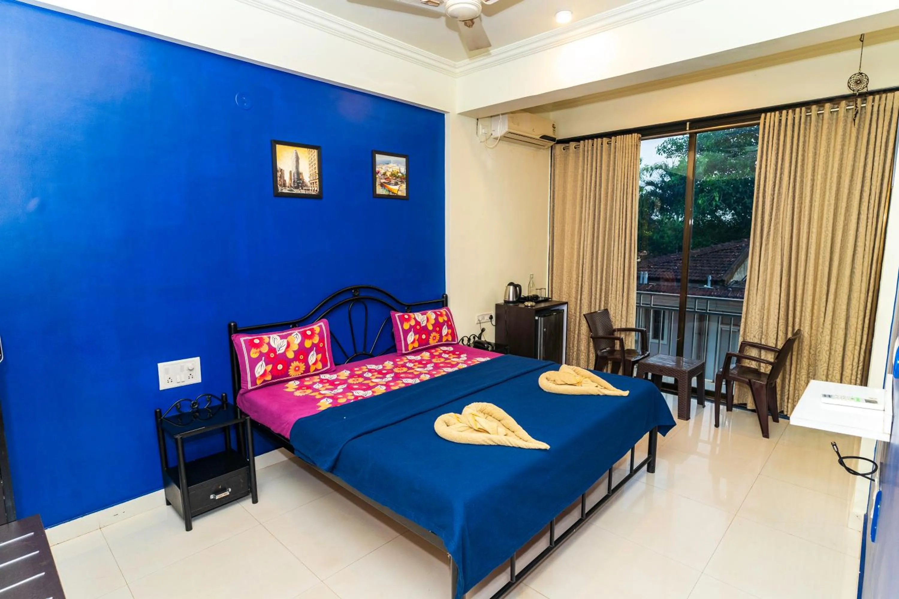 View (from property/room), Bed in Hotel 7Seas by Solara Hospitality