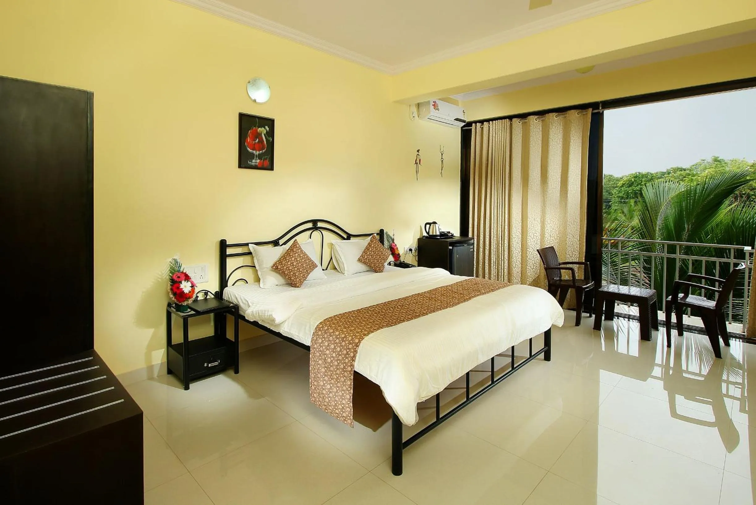 View (from property/room), Bed in Hotel 7Seas by Solara Hospitality