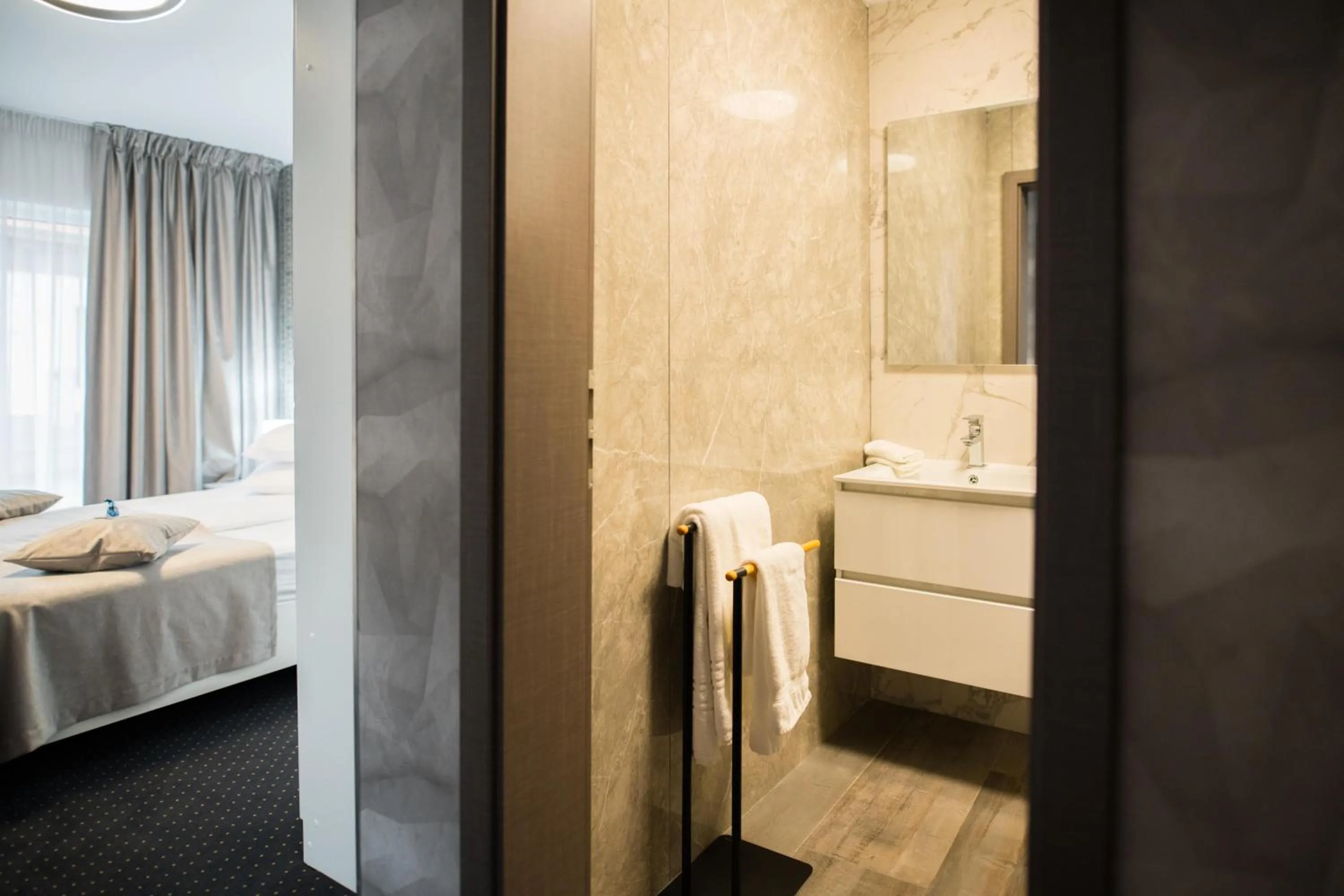 Bathroom, Bed in Hotel Epic Centrum