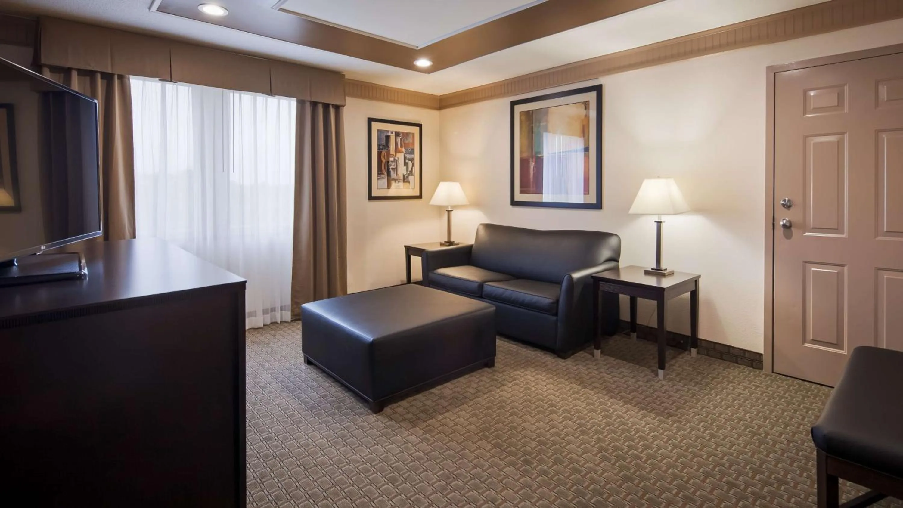 Photo of the whole room, Bed in Best Western Plus Concordville Hotel