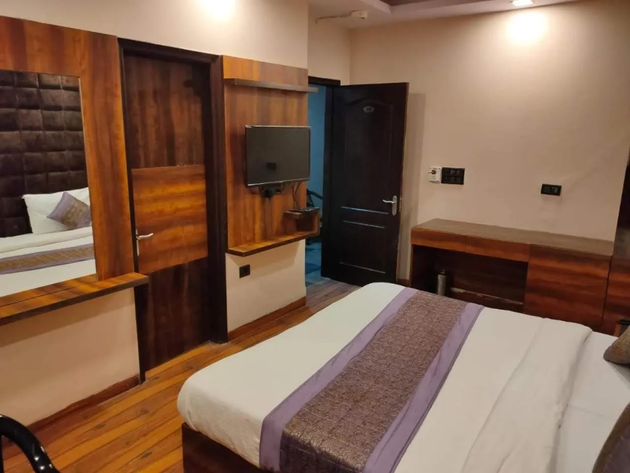 hair dresser, Bed in Hotel SHIMLA HERITAGE- Near B L K Hospital