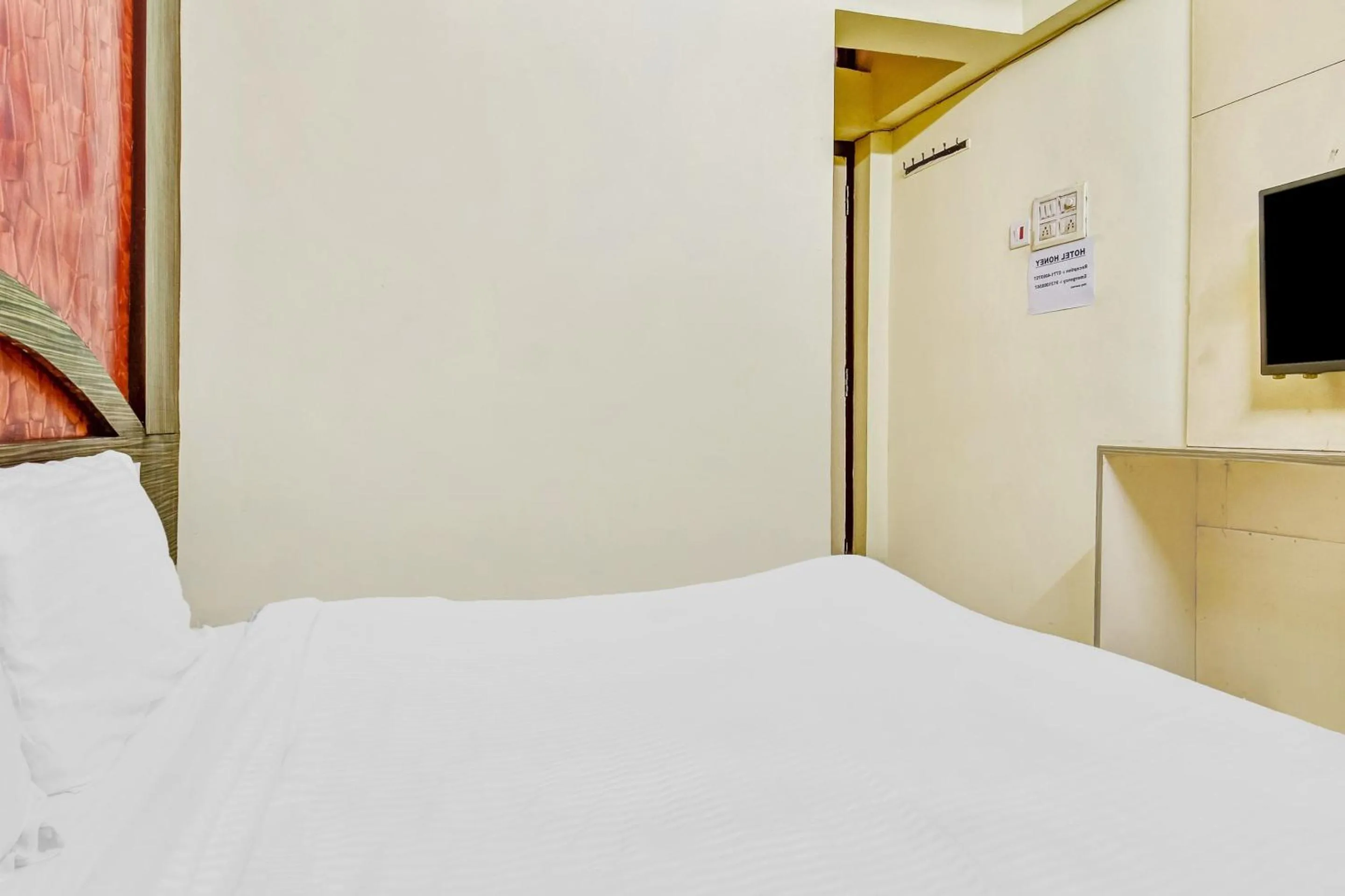 Bedroom, Bed in Capital O Honey Hotel