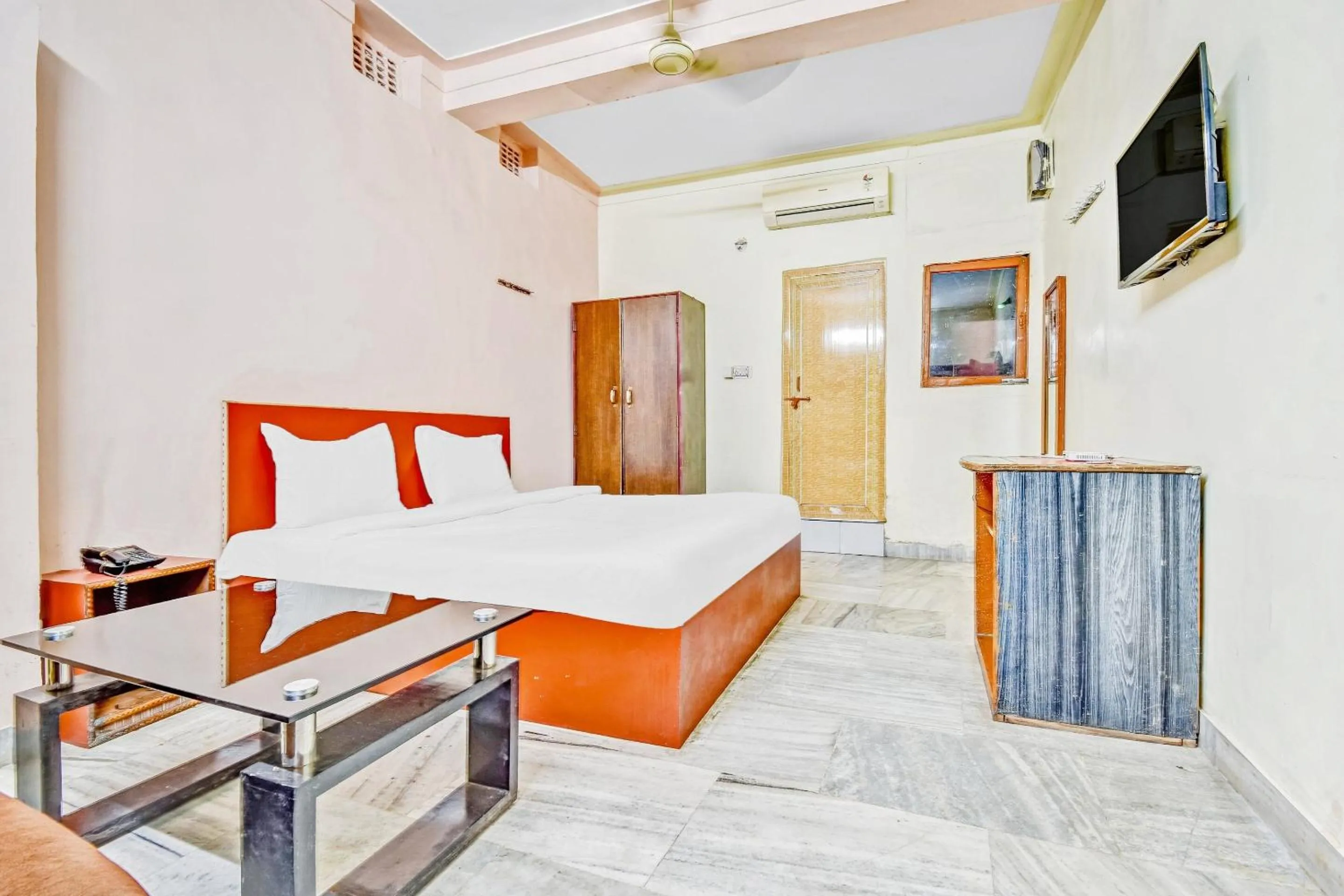 Bedroom, Bed in Capital O Honey Hotel