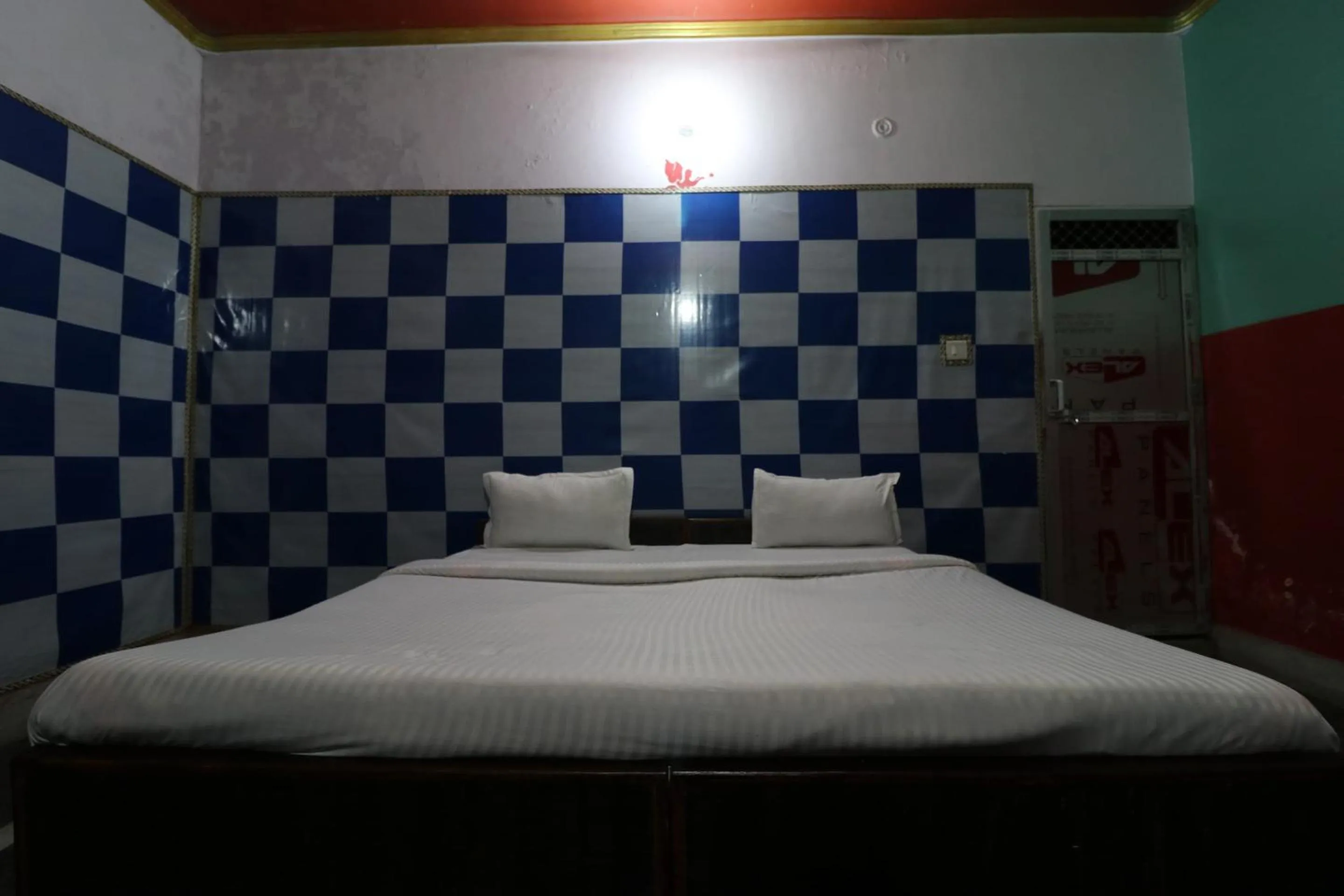 Bedroom, Bed in Capital O Honey Hotel