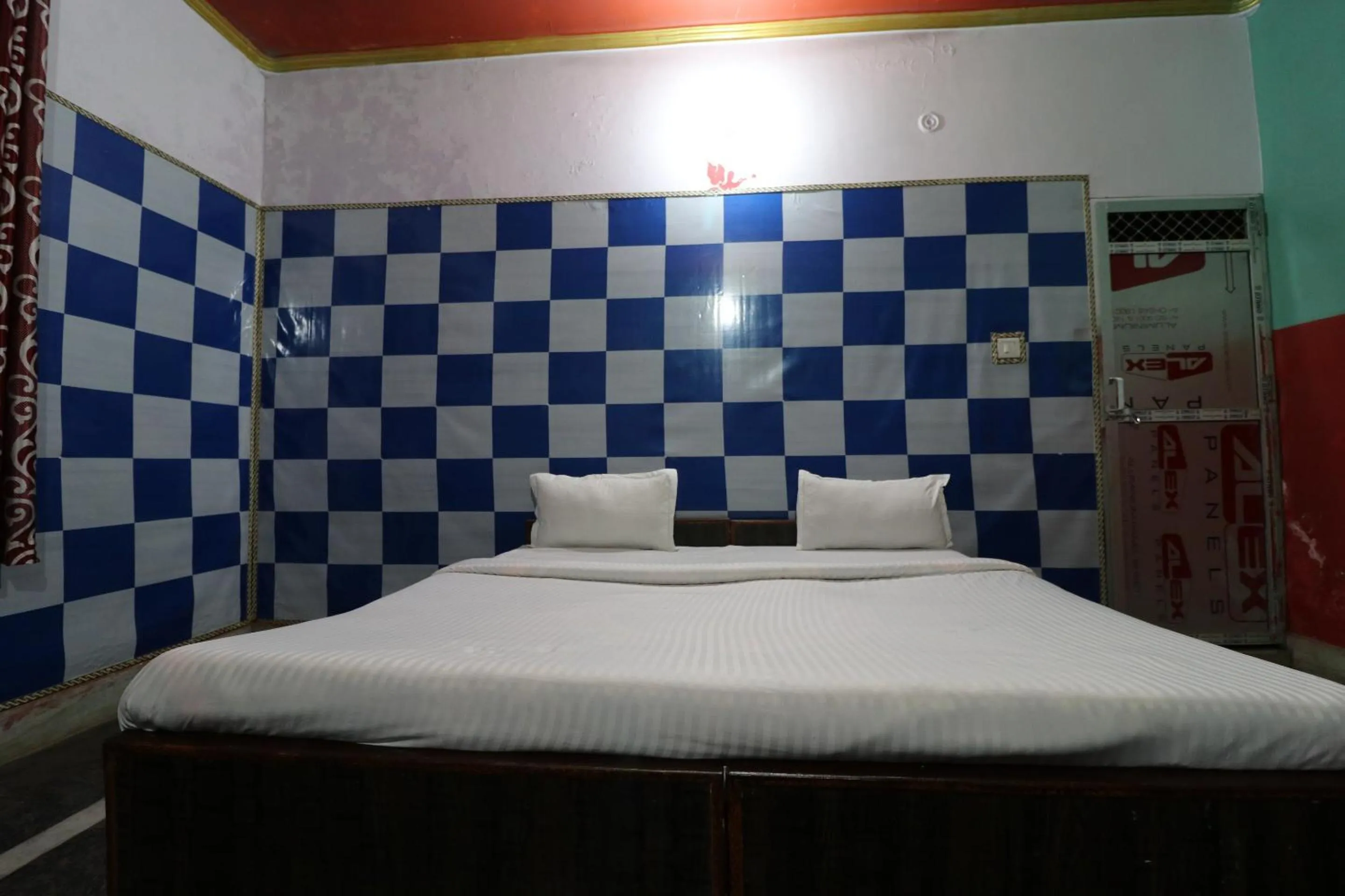 Bedroom in Capital O Honey Hotel