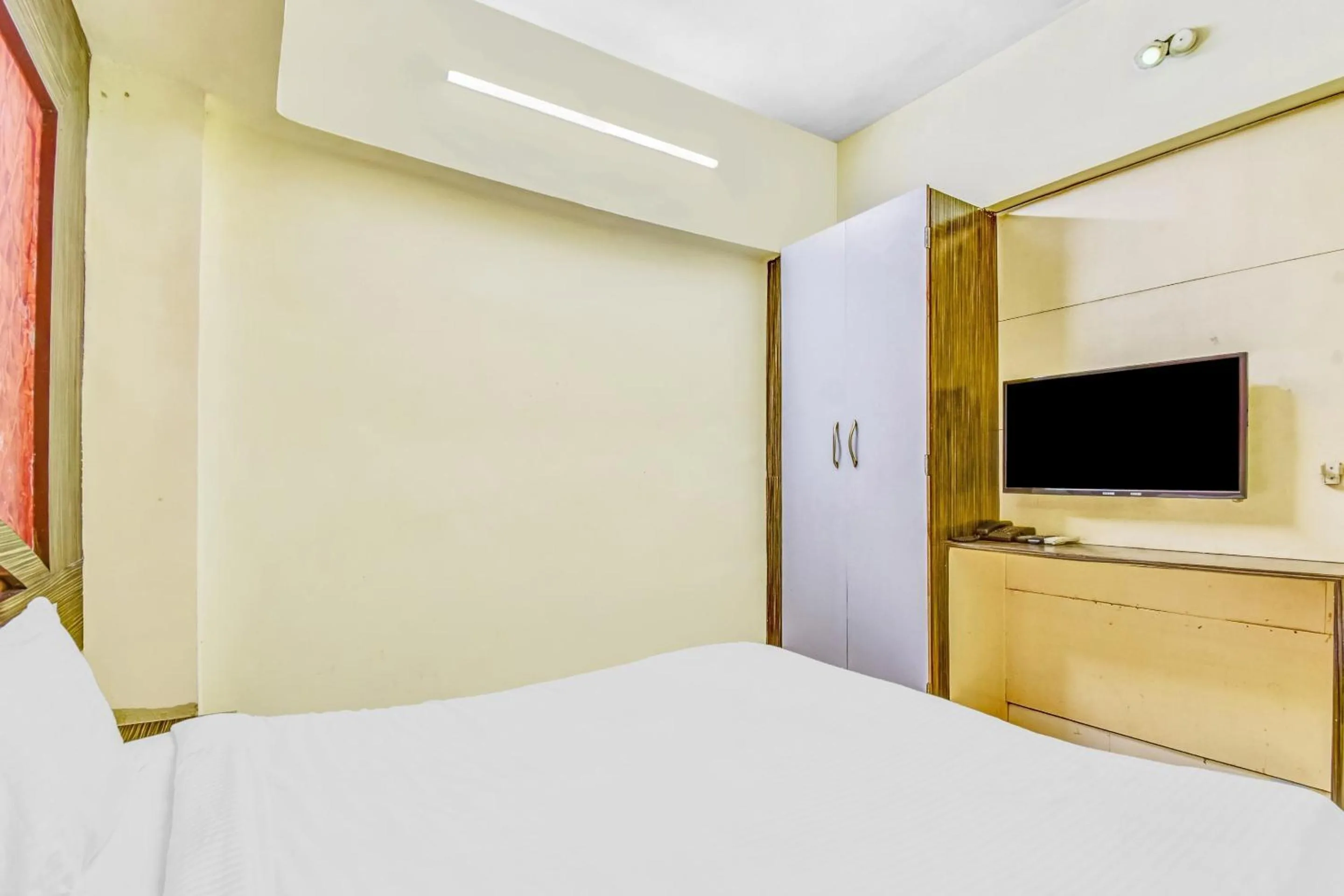 Bedroom, Bed in Capital O Honey Hotel