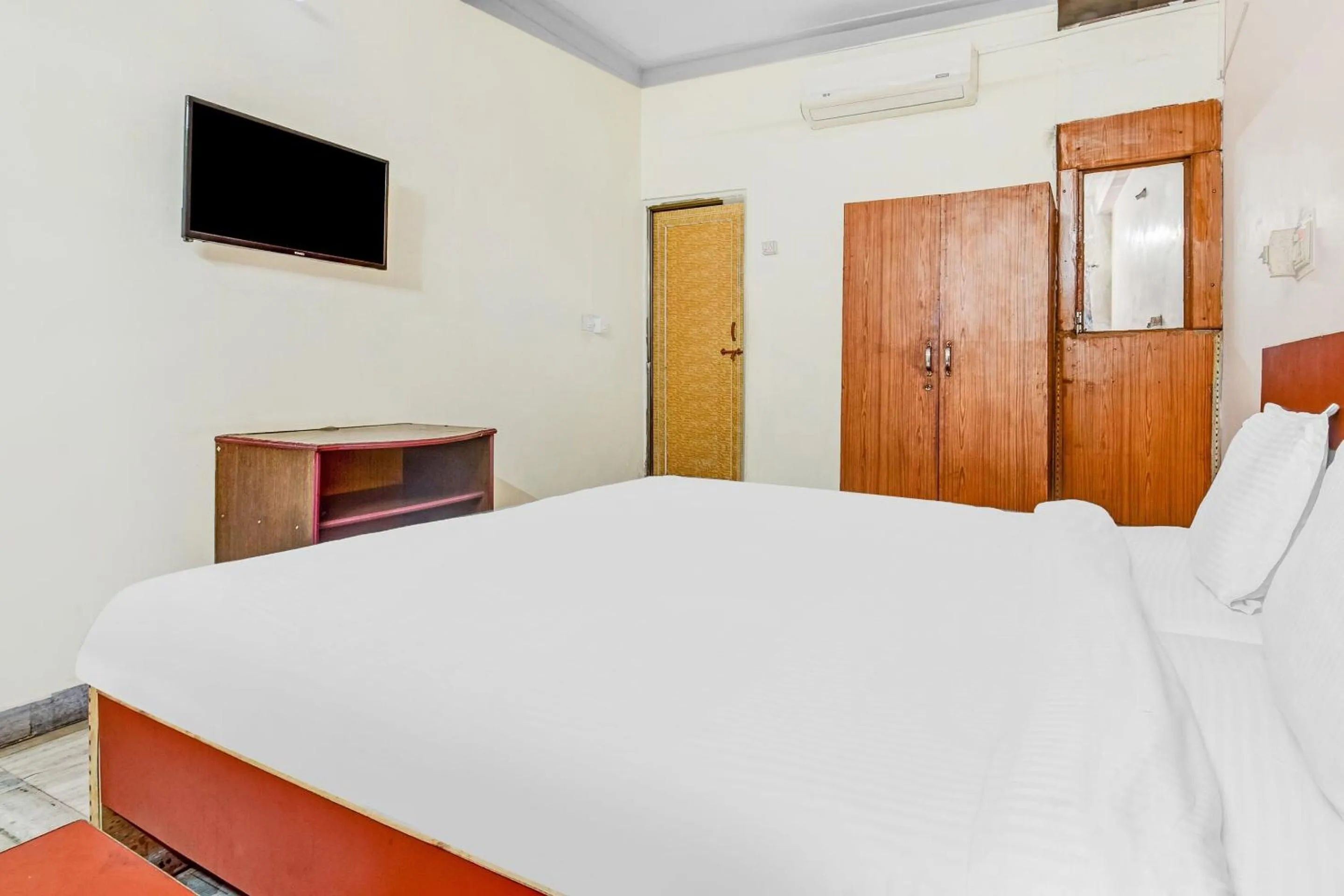 Bedroom, Bed in Capital O Honey Hotel