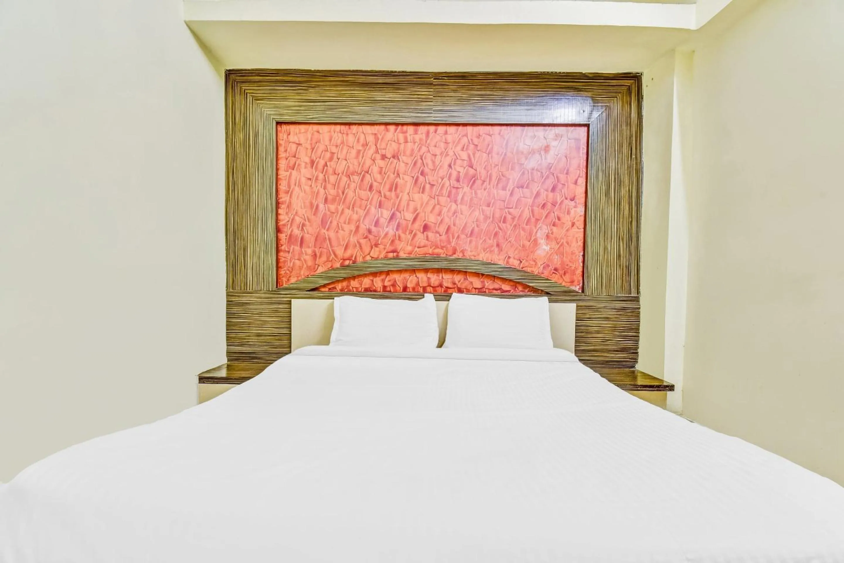 Bedroom, Bed in Capital O Honey Hotel