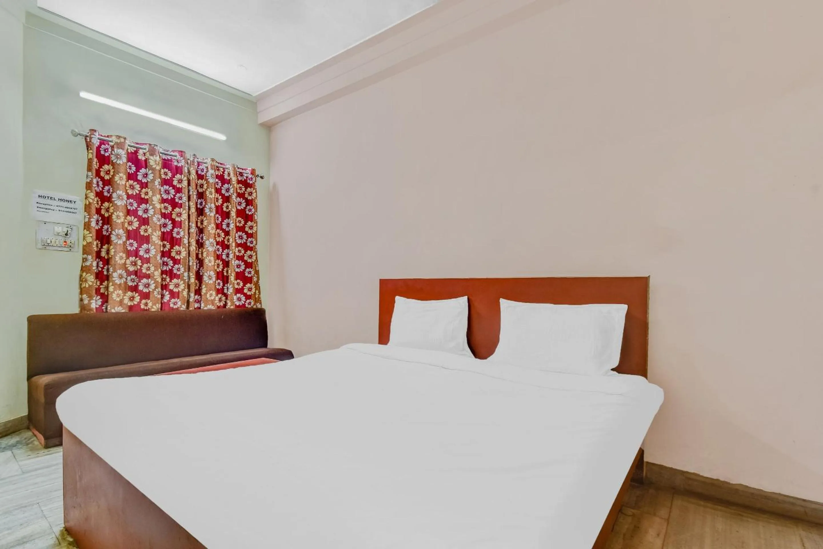 Bedroom, Bed in Capital O Honey Hotel