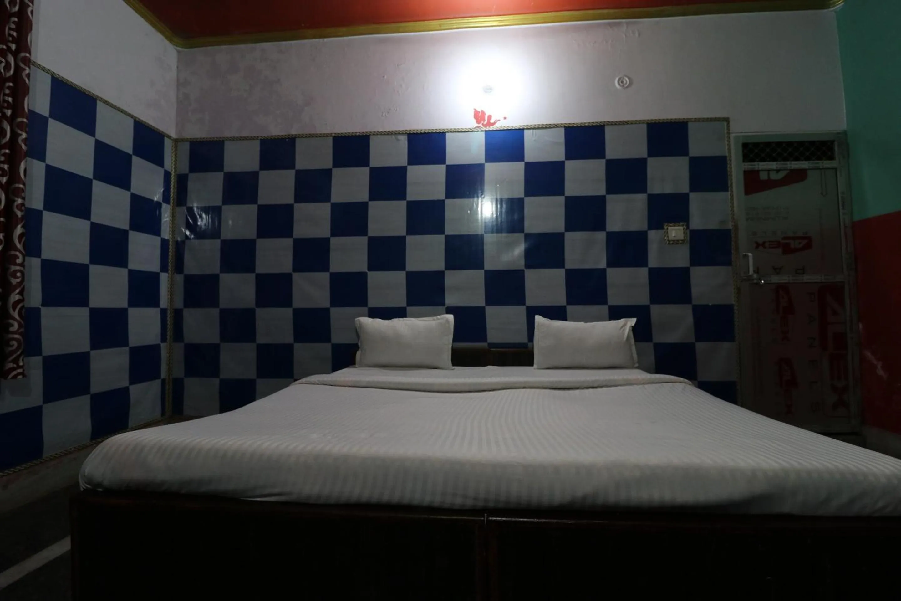 Bedroom in Capital O Honey Hotel