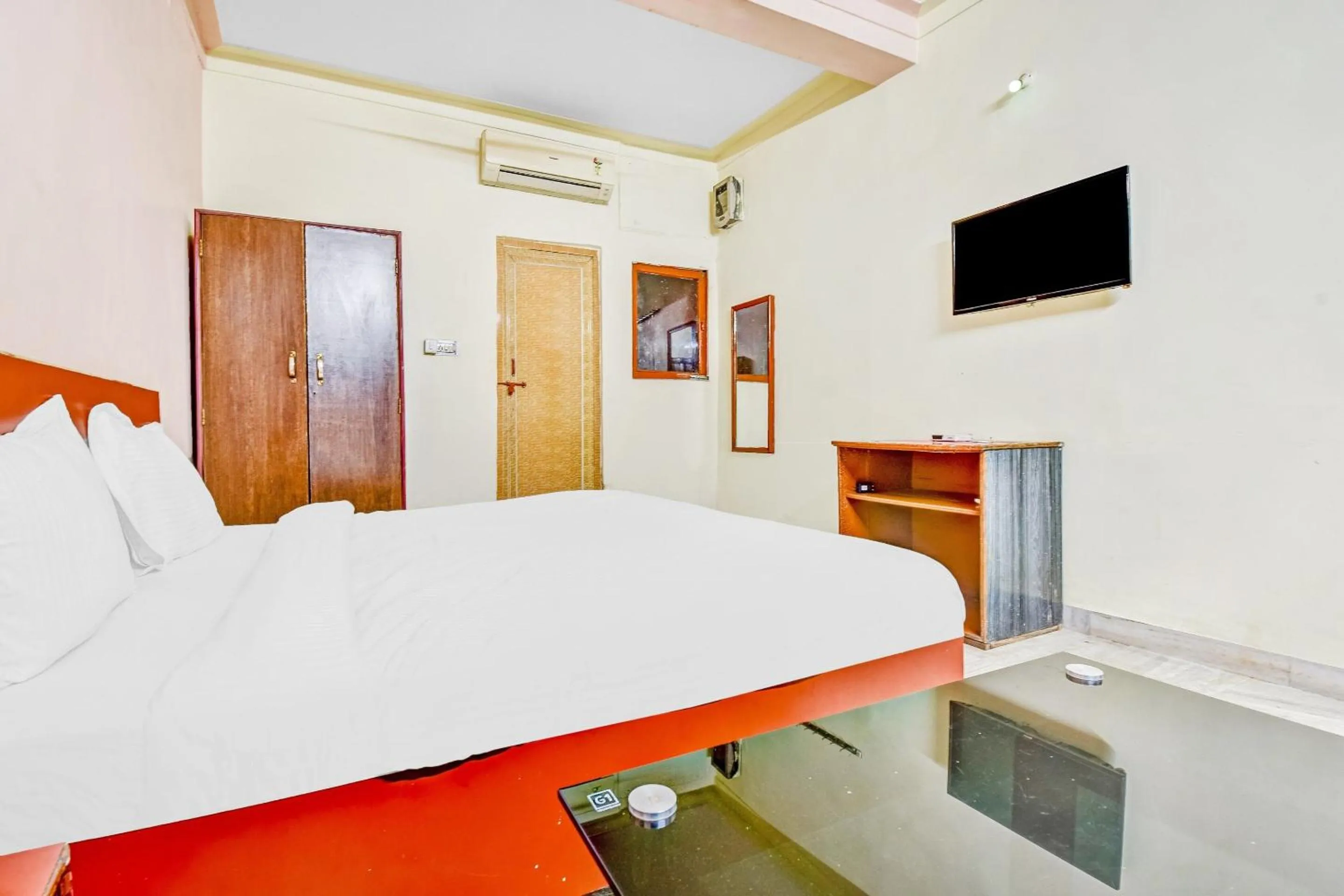 Bedroom, Bed in Capital O Honey Hotel