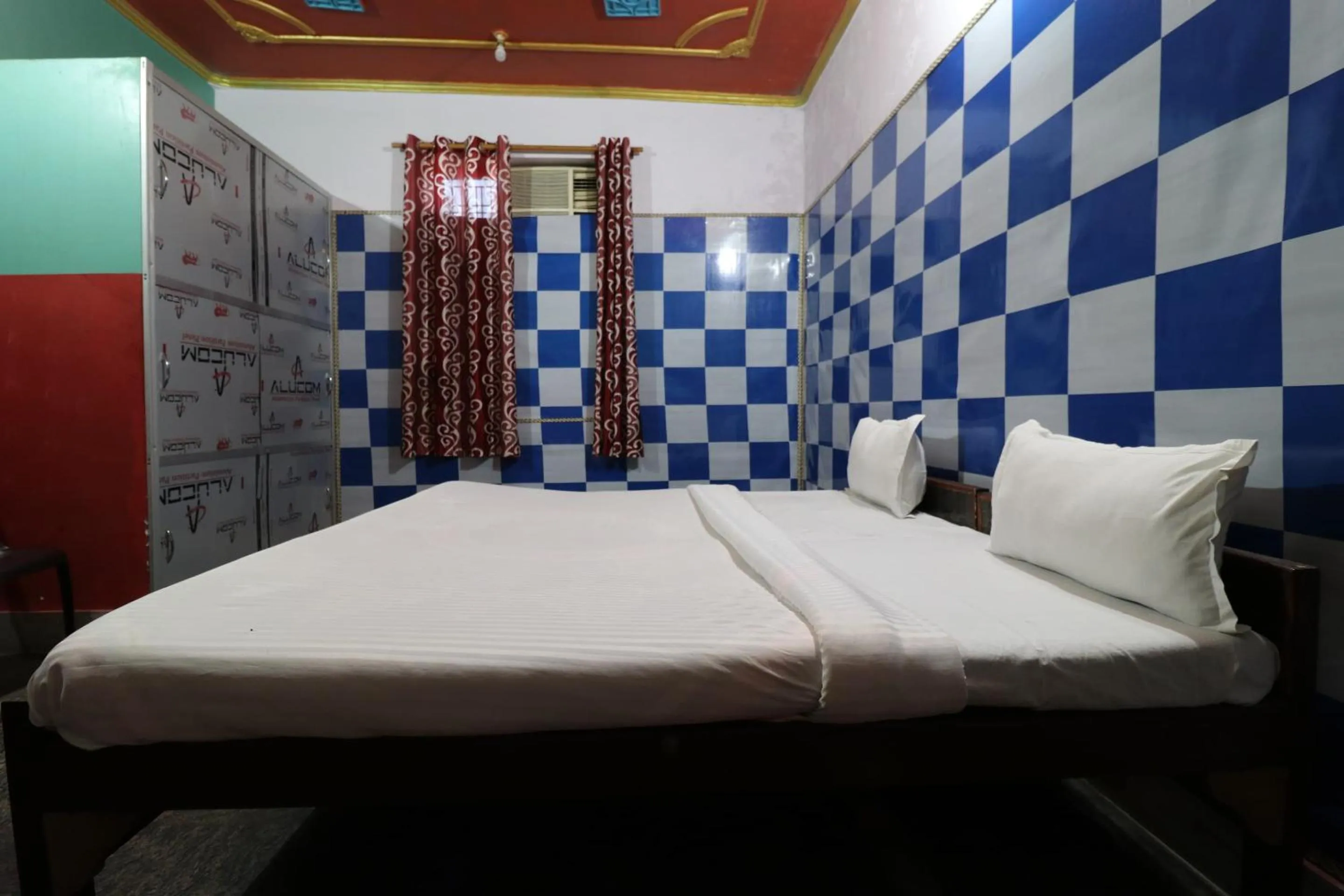 Bedroom, Bed in Capital O Honey Hotel