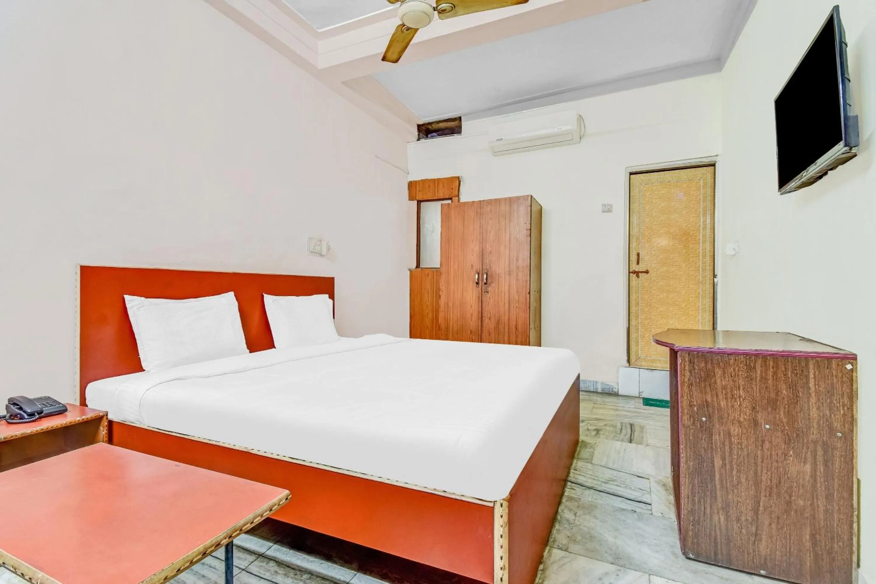 Bedroom, Bed in Capital O Honey Hotel