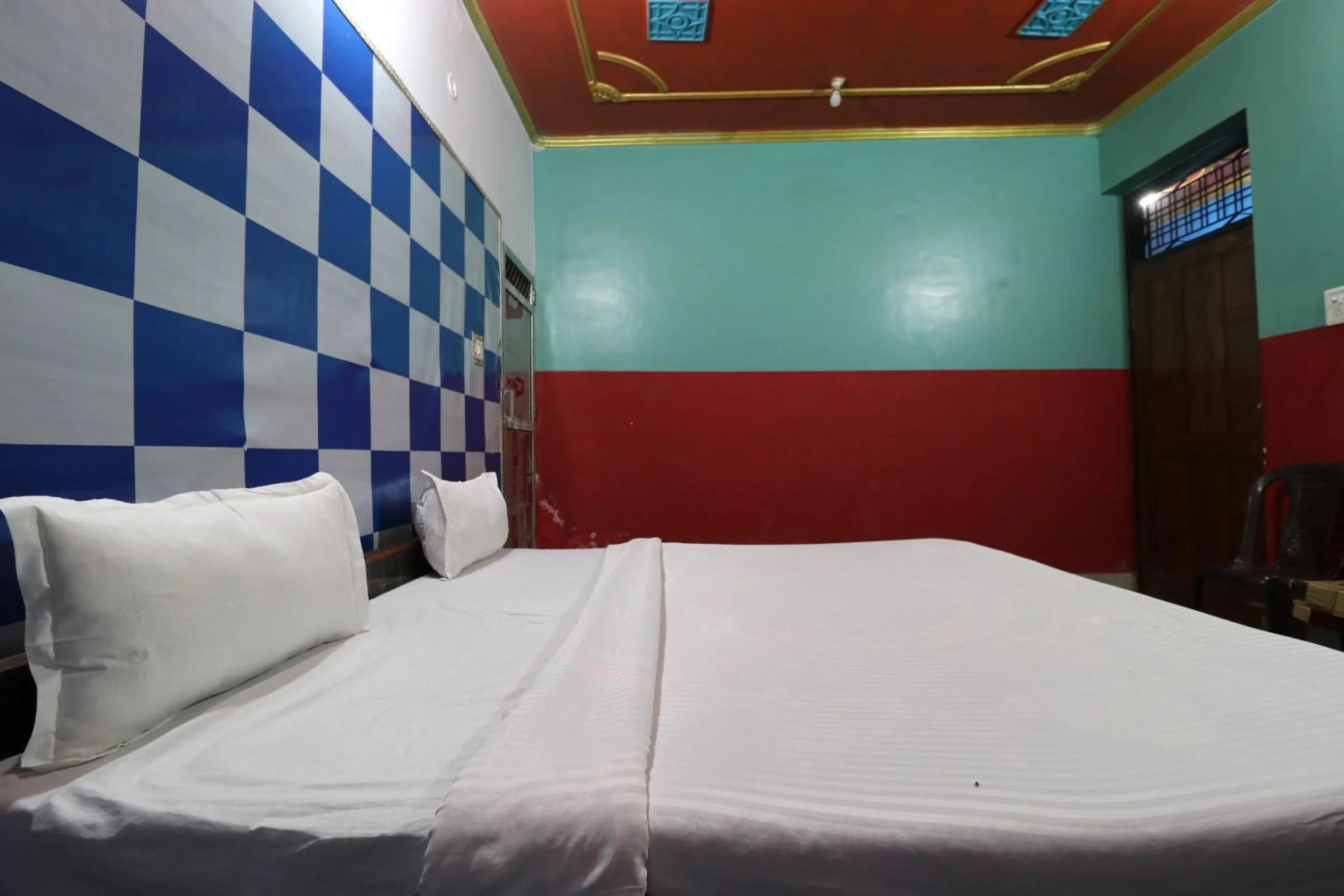 Bedroom, Bed in Capital O Honey Hotel