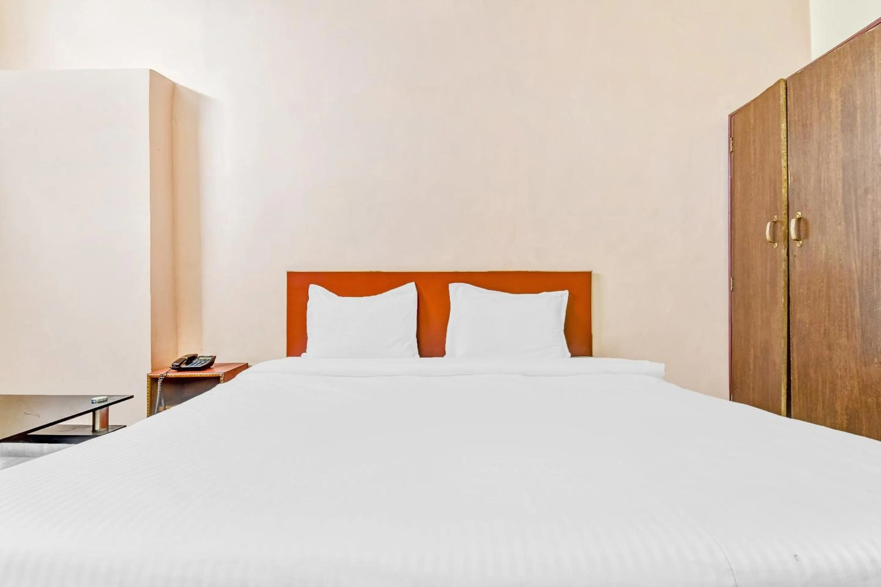 Bedroom, Bed in Capital O Honey Hotel