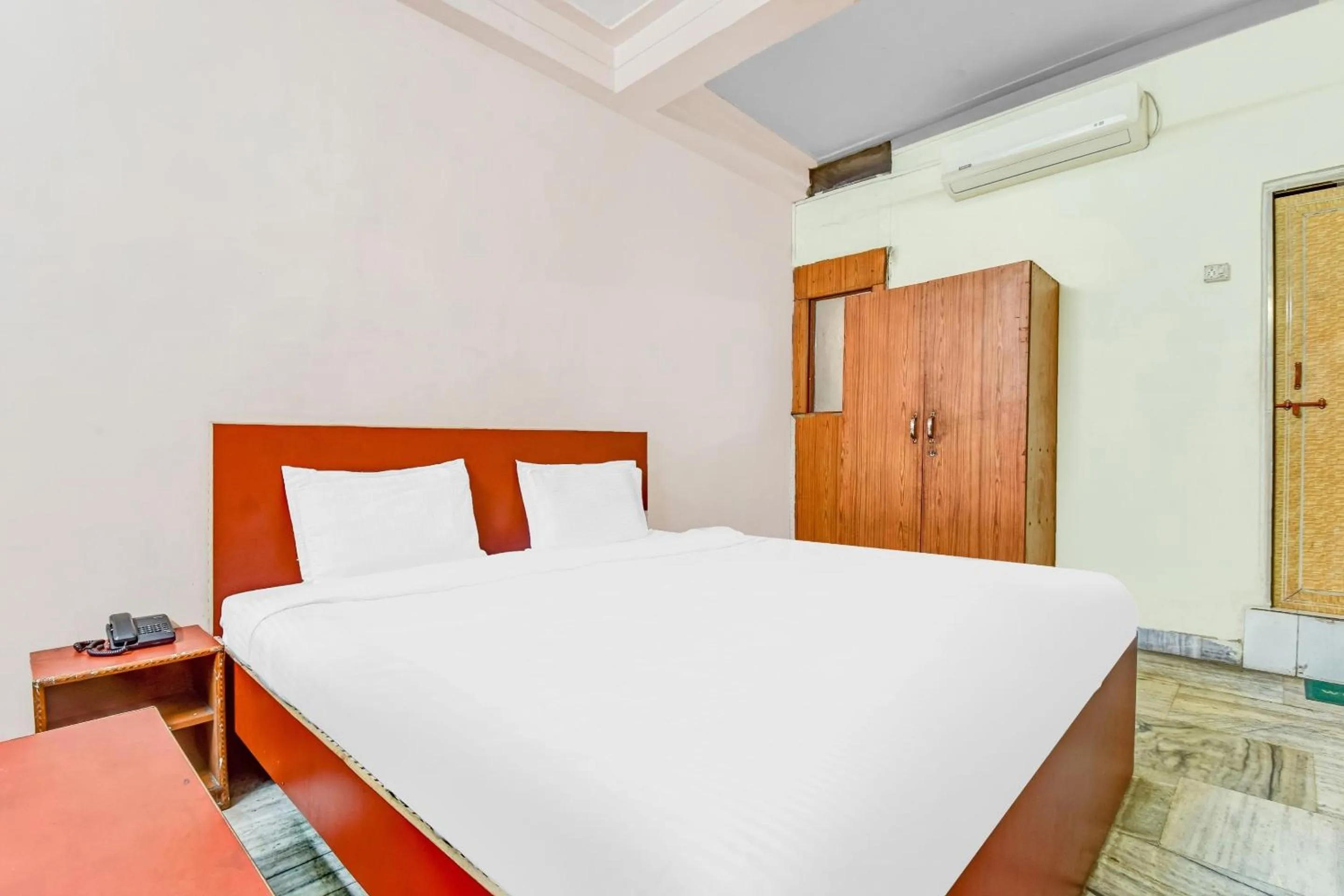 Bedroom, Bed in Capital O Honey Hotel