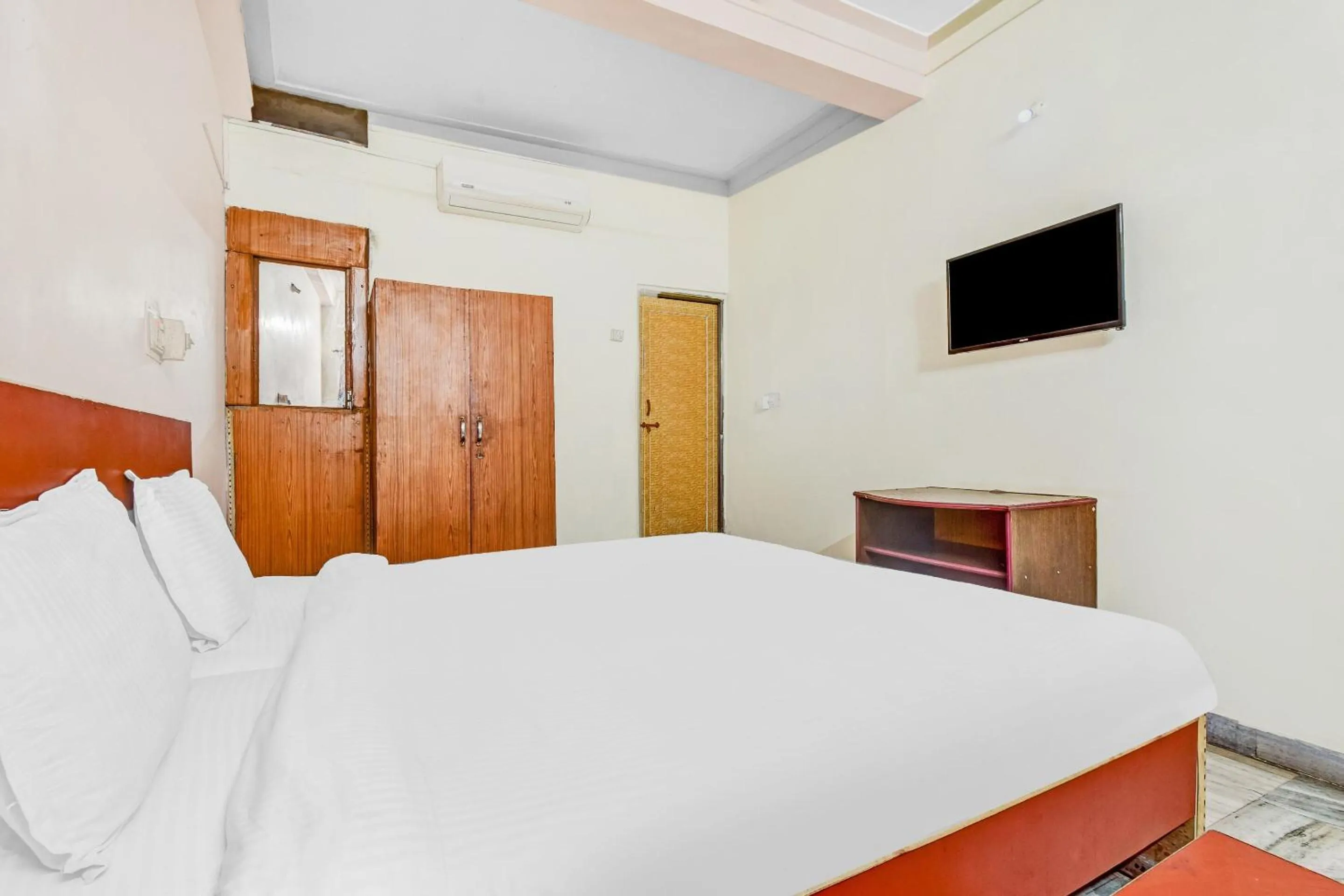 Bedroom, Bed in Capital O Honey Hotel