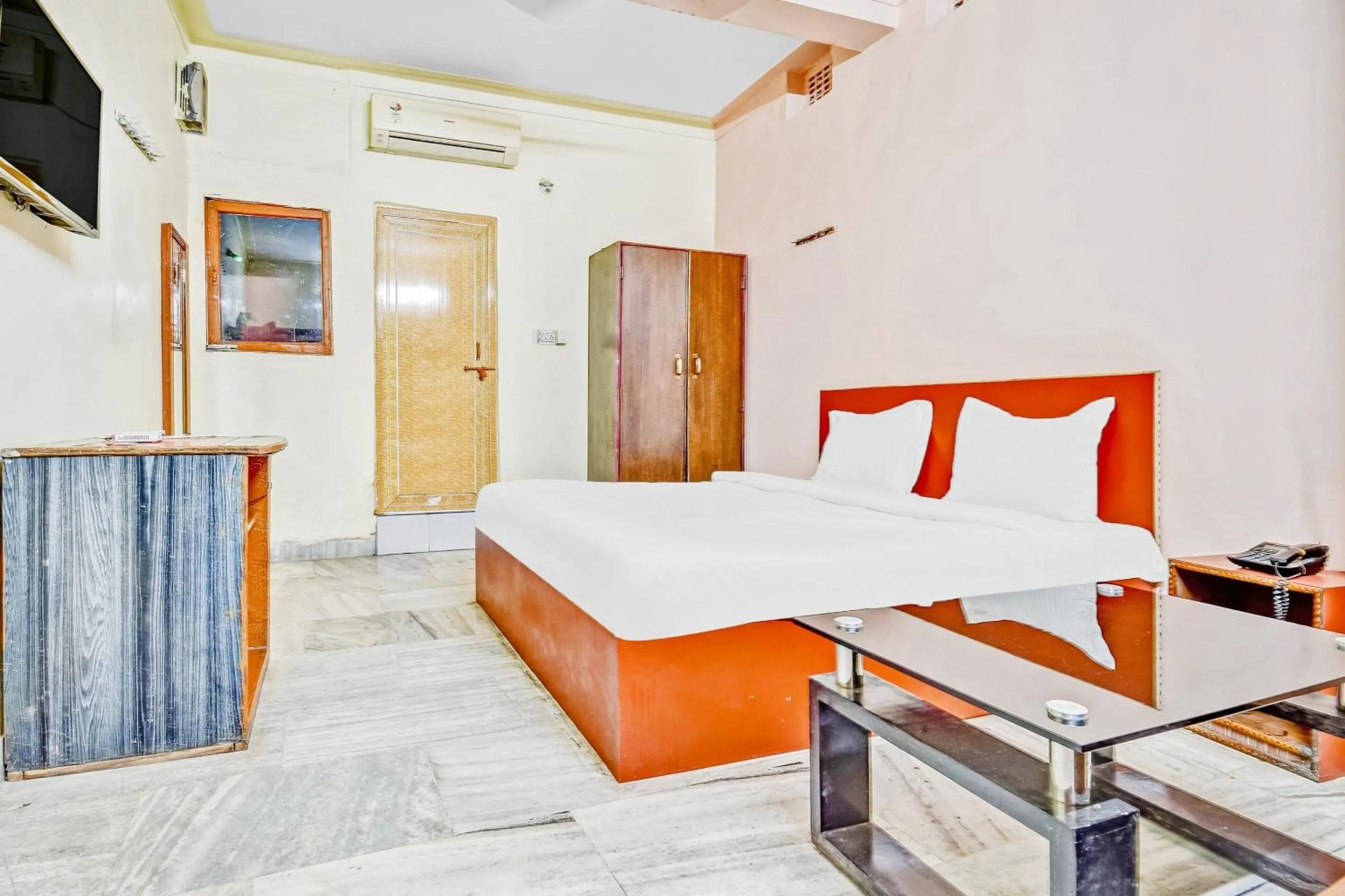 Bedroom, Bed in Capital O Honey Hotel