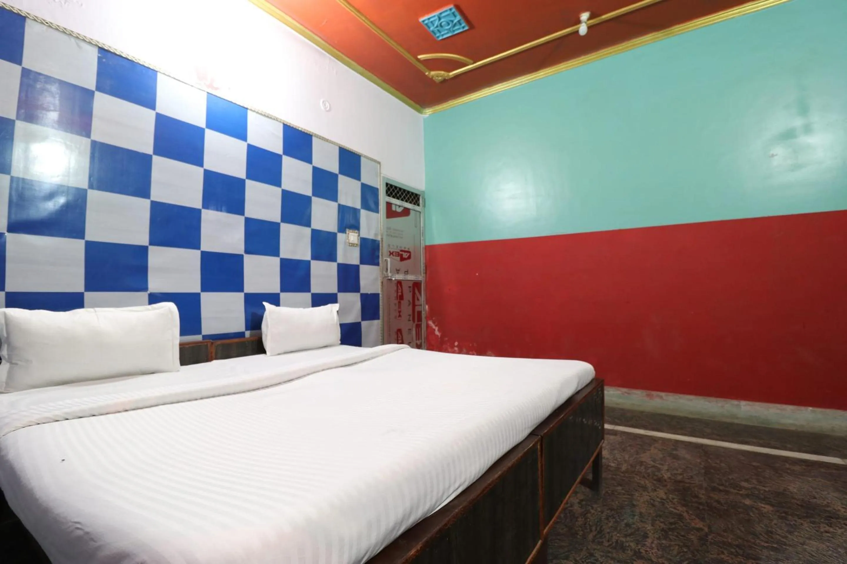 Bedroom, Bed in Capital O Honey Hotel