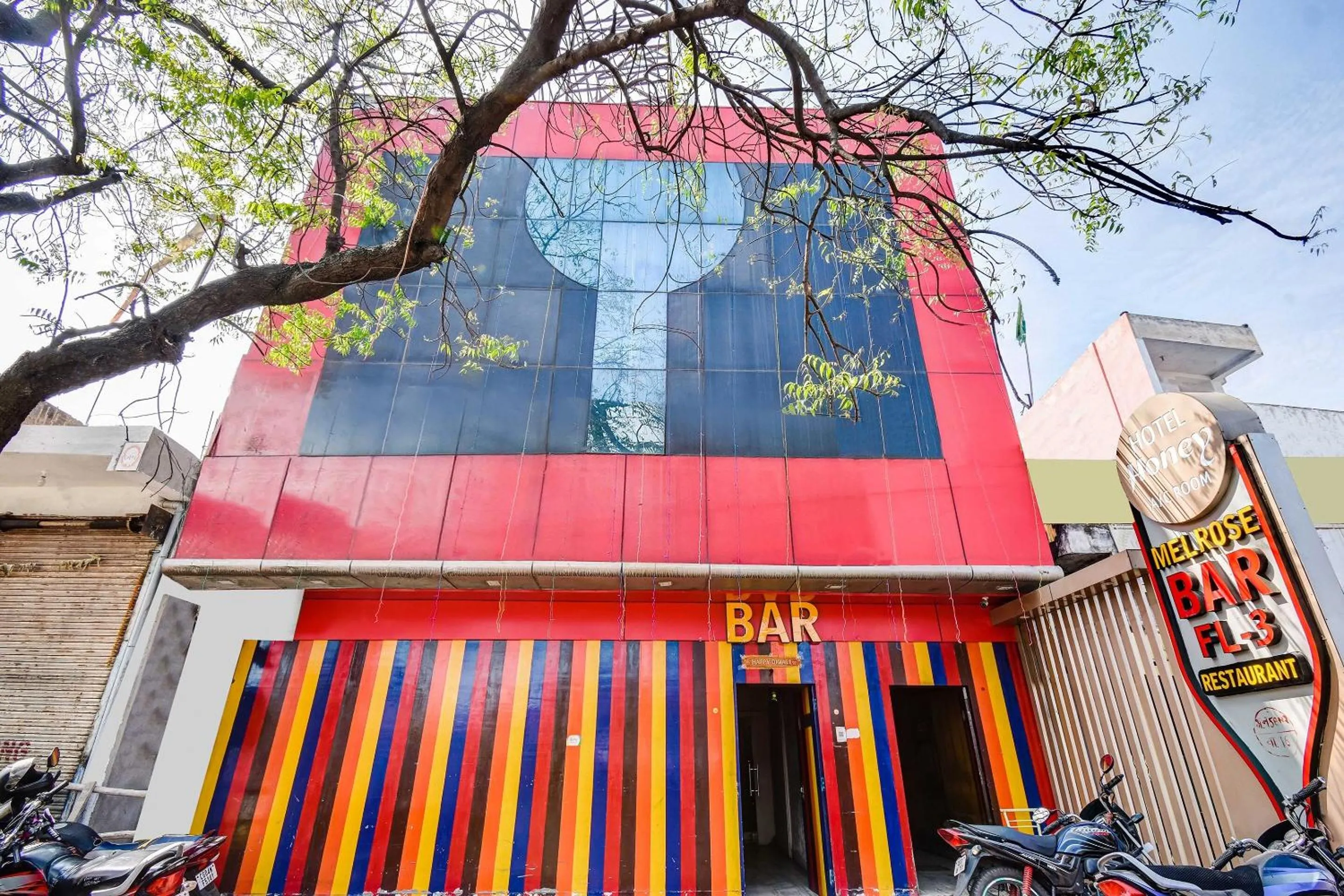 Facade/entrance in Capital O Honey Hotel