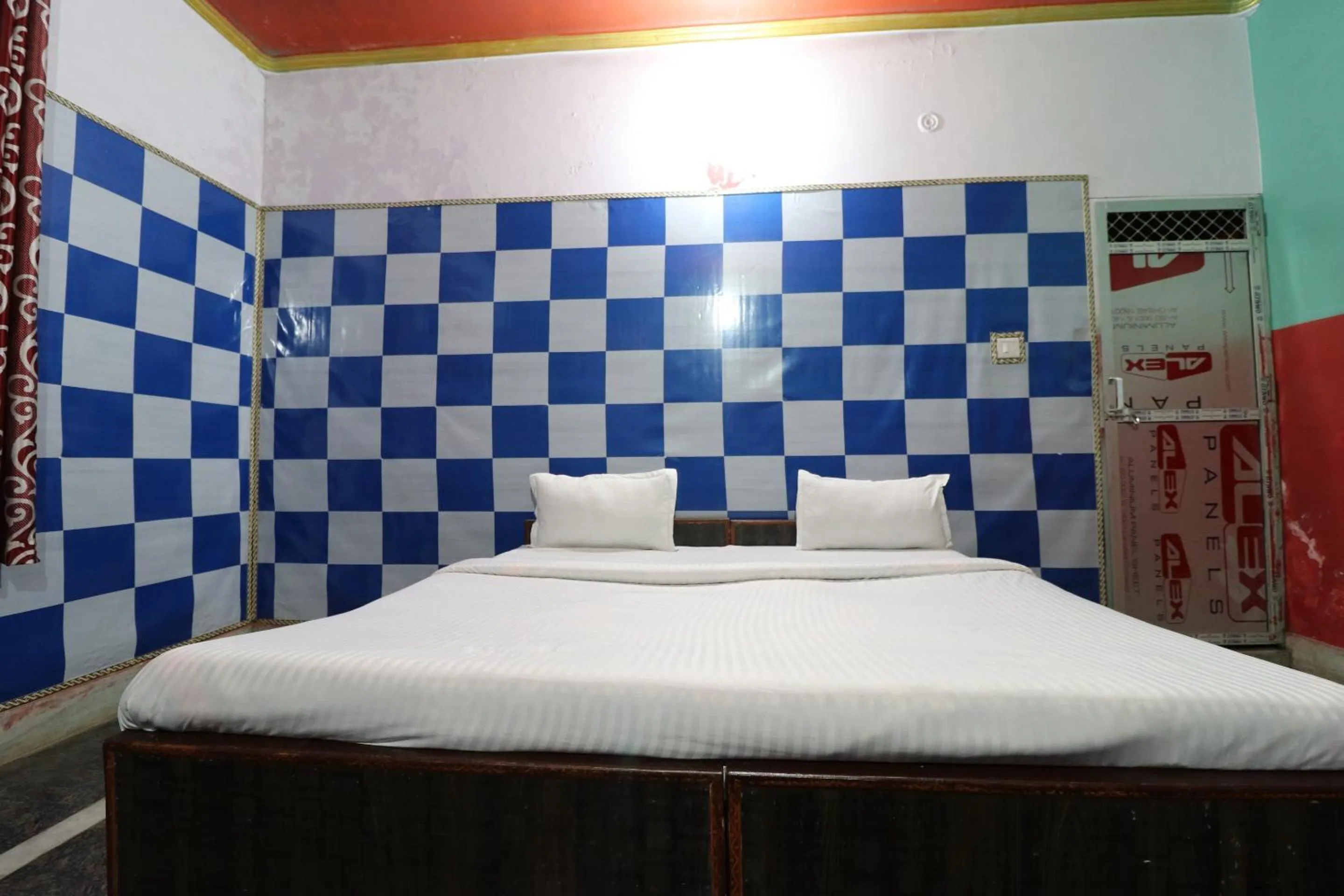 Bedroom, Bed in Capital O Honey Hotel