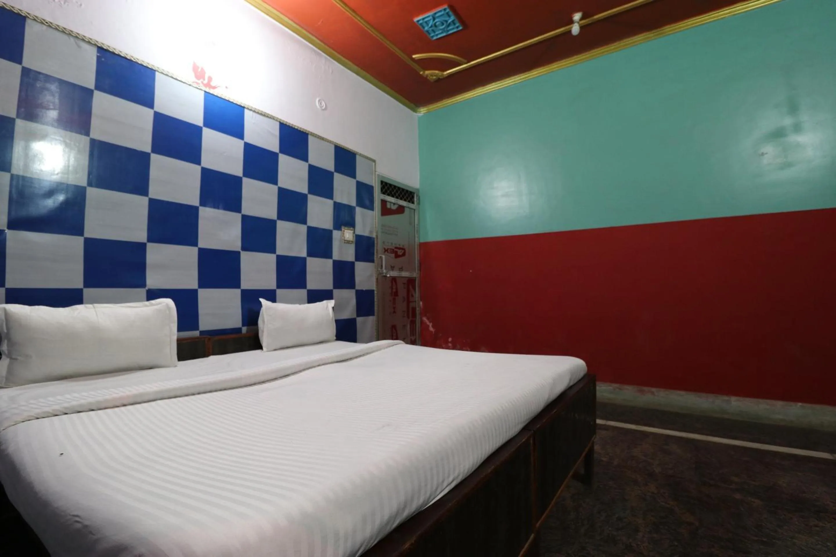 Bedroom, Bed in Capital O Honey Hotel