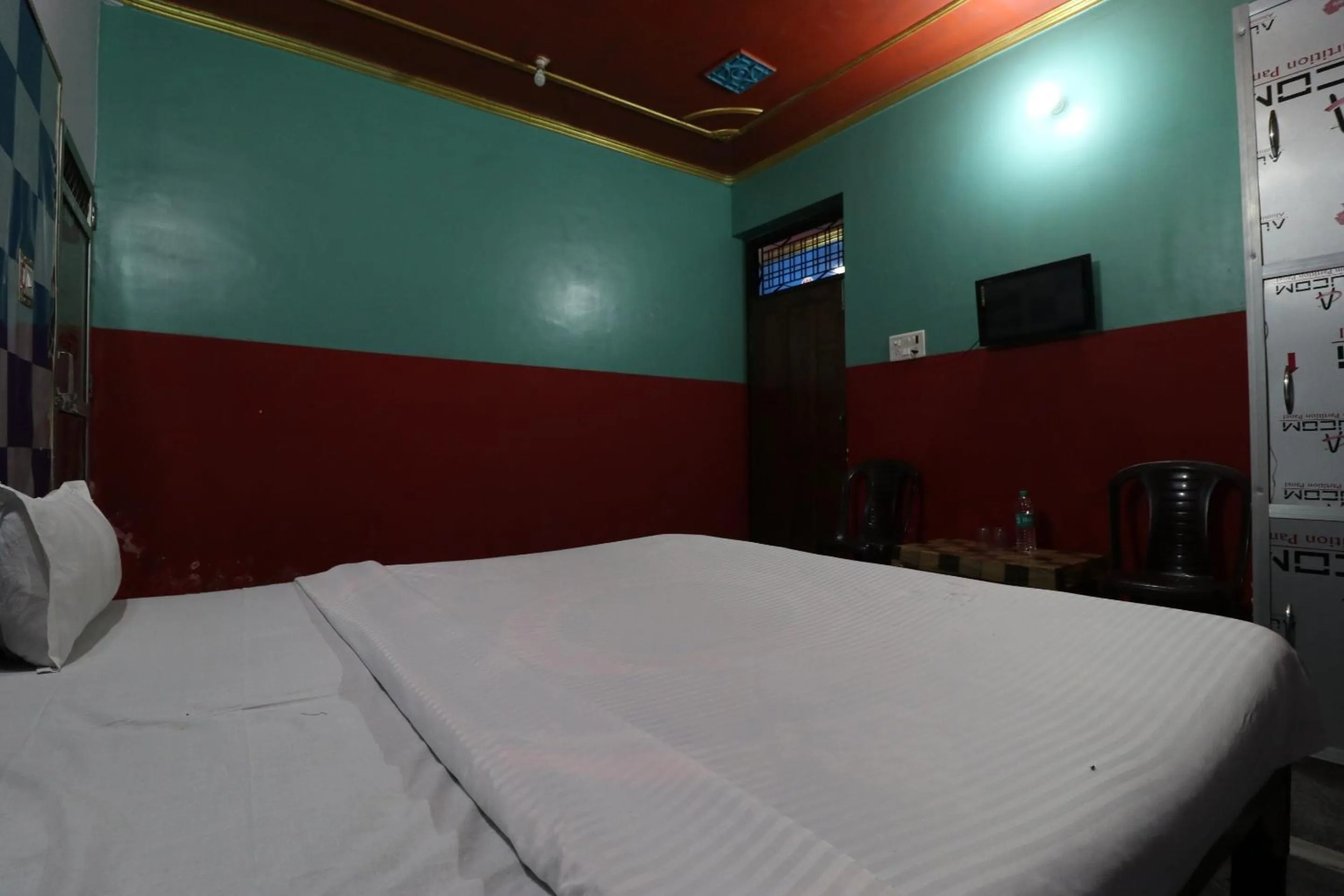 Bedroom, Bed in Capital O Honey Hotel