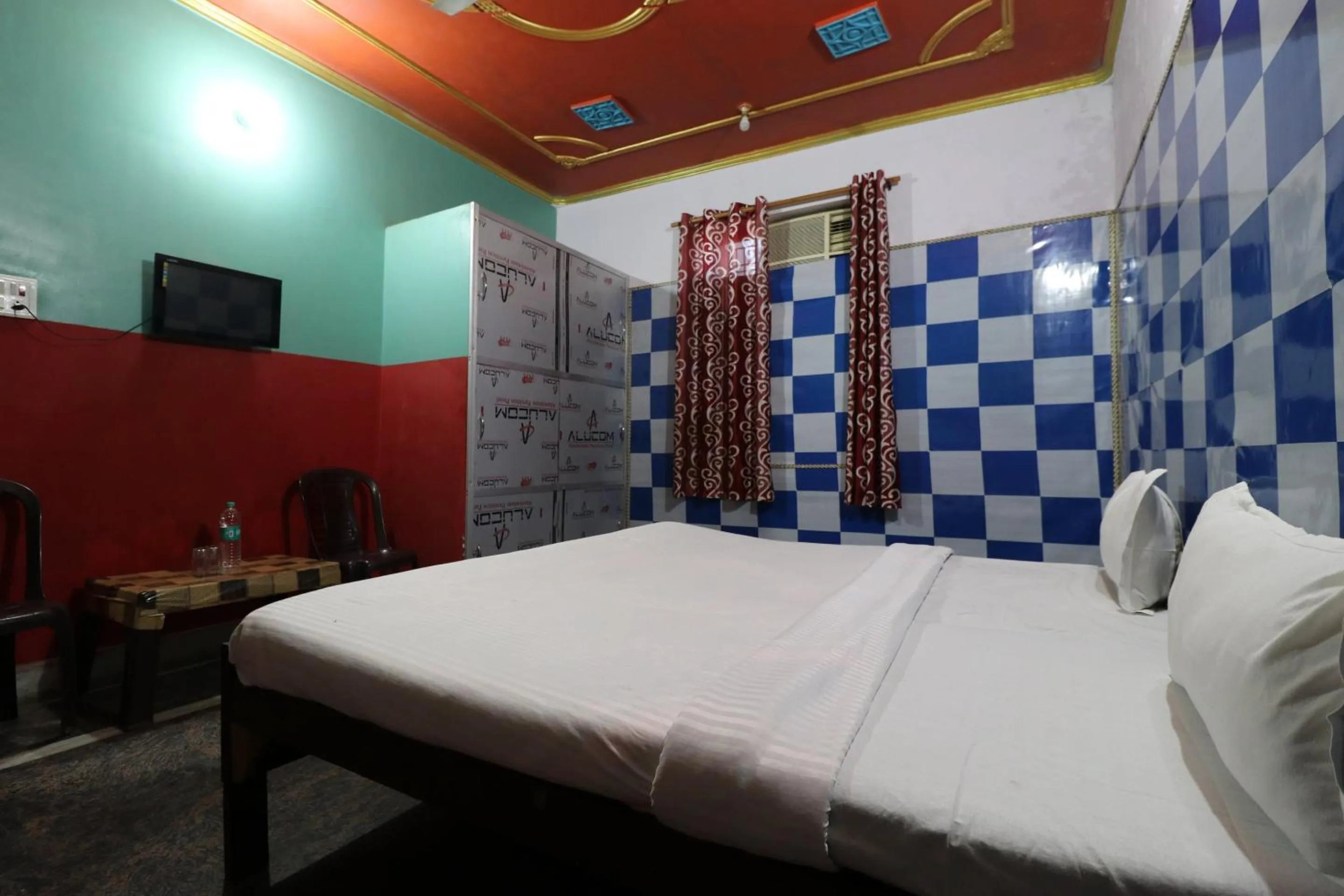 Bedroom, Bed in Capital O Honey Hotel